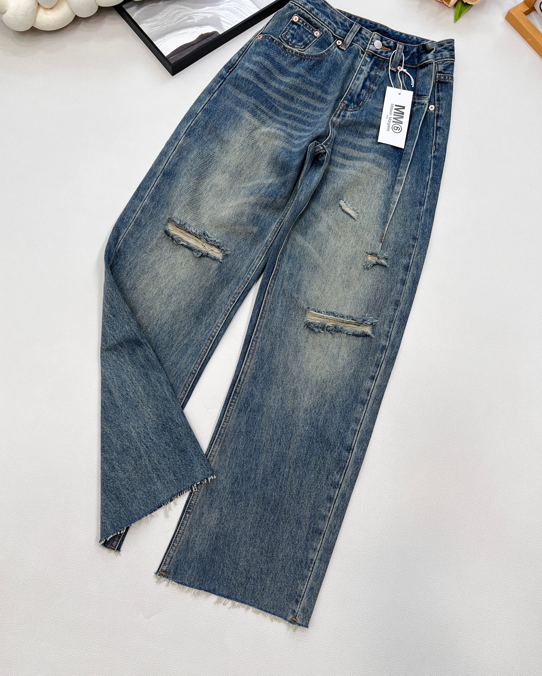 🆕MM6新款前后收褶不规则破洞设计感牛仔长裤超多明星上身，代购爆款一件难求！开发定制酵素洗水牛面料！白富