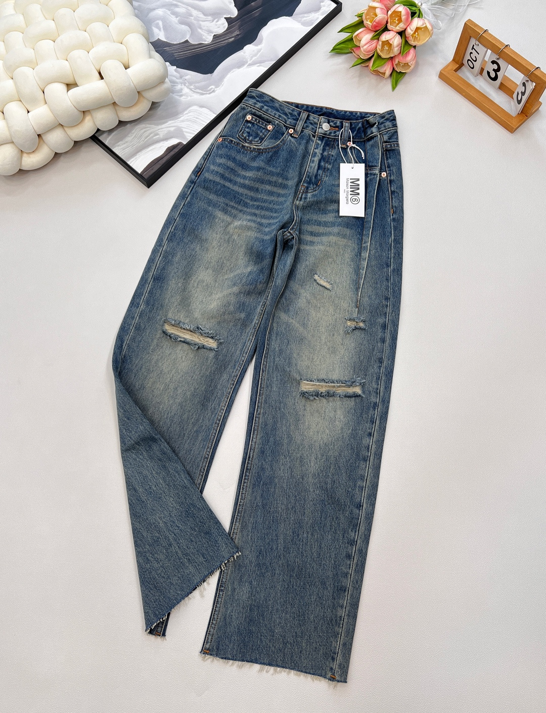 NO:441597,MM6 new pleated front and rear ripped jean trousers with many celebrities, so it is hard to find a popular product for purchasing agents!  Develop custom enzyme-washed buffalo fabrics!  A must-have item for white and rich beauty. A slimming tool with wide-leg super long trousers, super beautiful top body!  Original custom high-number organic pure cotton denim texture is soft and delicate!  Nostalgic three-color retro wash water with fashionable and high-end tone!  Irregular waist design, perfect pants look slimming!  The quality of workmanship depends on the details!  Three-standard large-scale products are available in size smlXL, masion margiela, alexander wang19860909MM6新款前后收褶不规则破洞设计感牛仔长裤 超多明星上身,代购爆款一件难求！开发定制酵素洗水牛面料！白富美必入单品.显瘦神器阔腿超长裤型上身超好看！原版定制高织数有机纯棉牛仔质感柔软细腻！怀旧三色复古洗水时髦又高级的调调！不规则腰头设计,完美裤型上身巨显瘦！做工品质看细节！三标齐全大货出 尺码smlXL 编,,masion margiela,alexander wang,Women's clothing