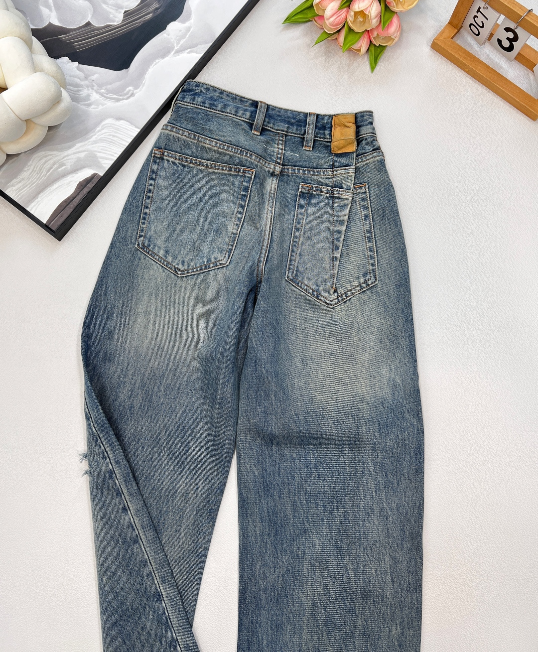 🆕MM6新款前后收褶不规则破洞设计感牛仔长裤超多明星上身，代购爆款一件难求！开发定制酵素洗水牛面料！白富