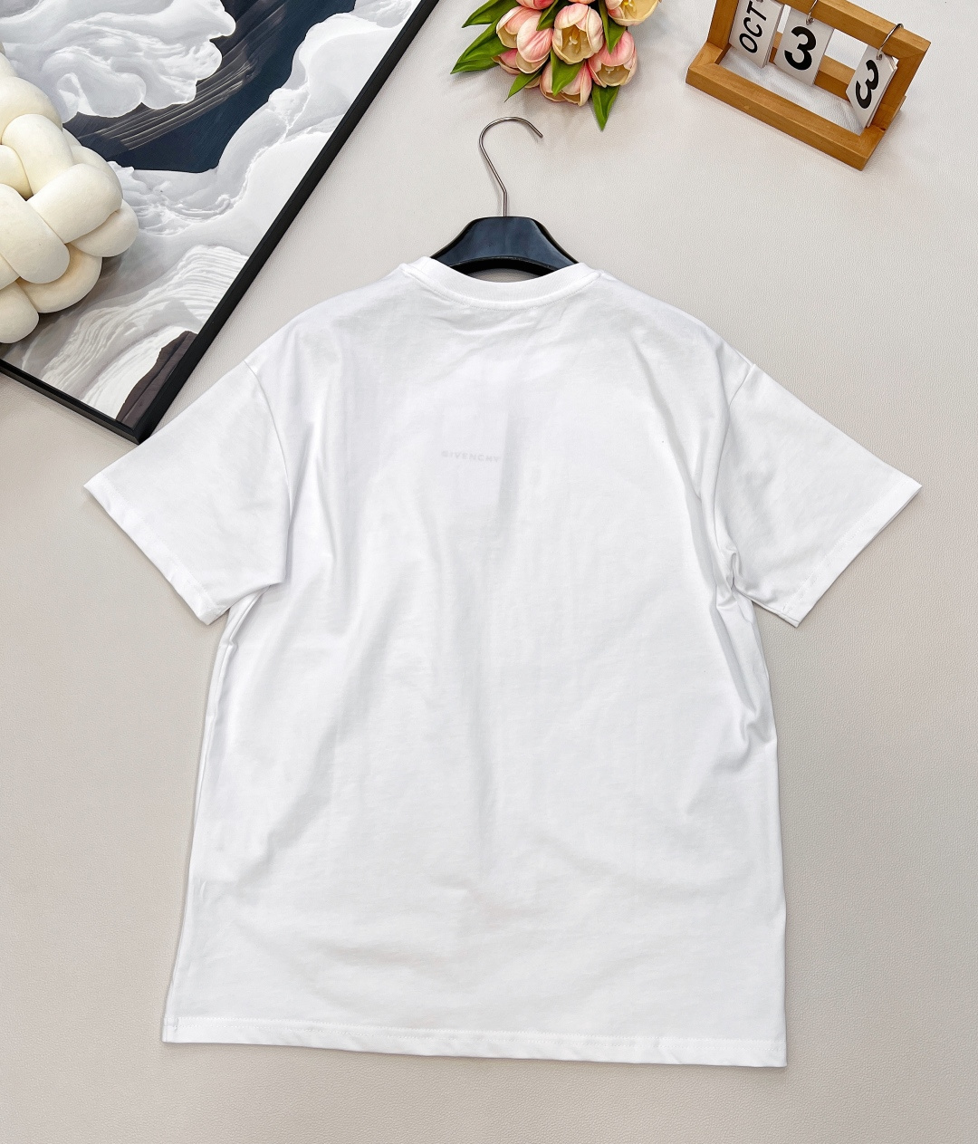 🆕GIVENCHYGVC之字贴布字母圆领短袖T恤。采用15S精棉平纹，230g；搭配螺纹32S双纱拉架，