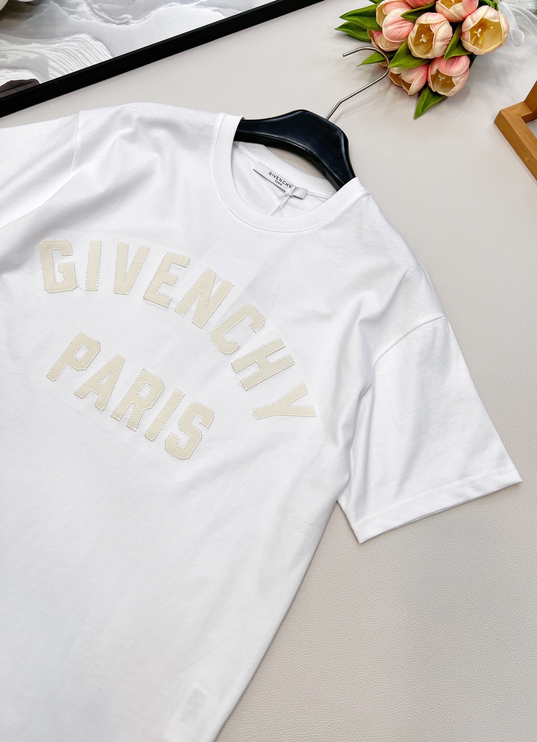 🆕GIVENCHYGVC之字贴布字母圆领短袖T恤。采用15S精棉平纹，230g；搭配螺纹32S双纱拉架，