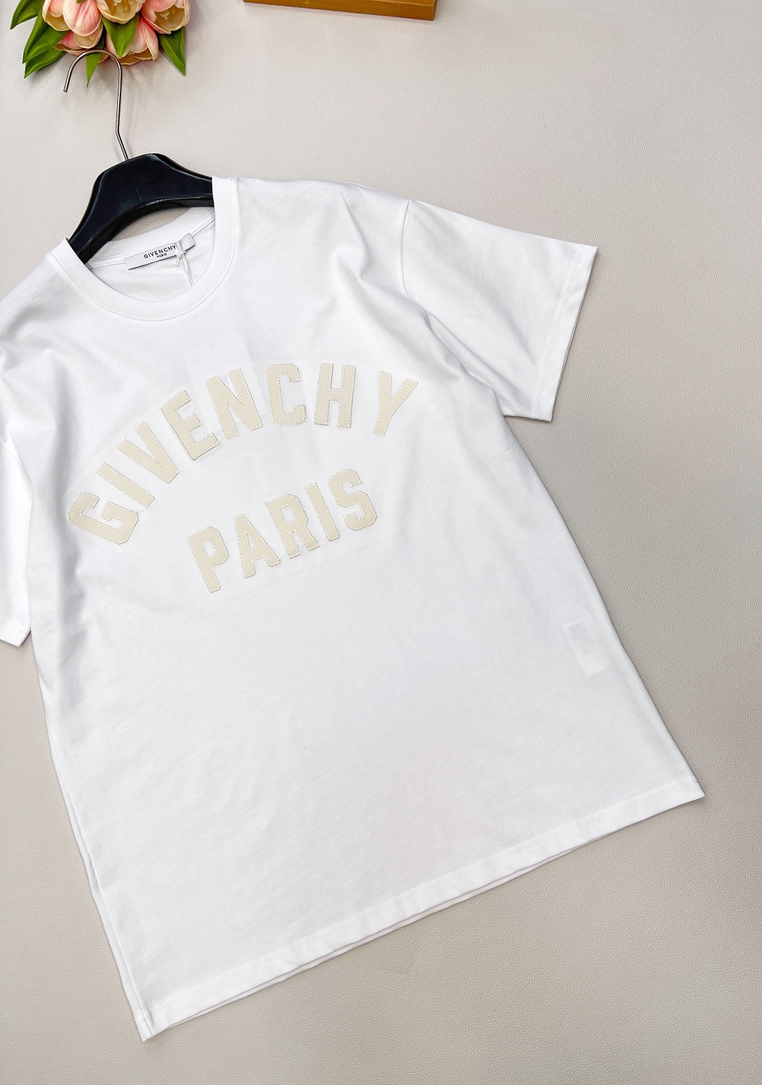 🆕GIVENCHYGVC之字贴布字母圆领短袖T恤。采用15S精棉平纹，230g；搭配螺纹32S双纱拉架，
