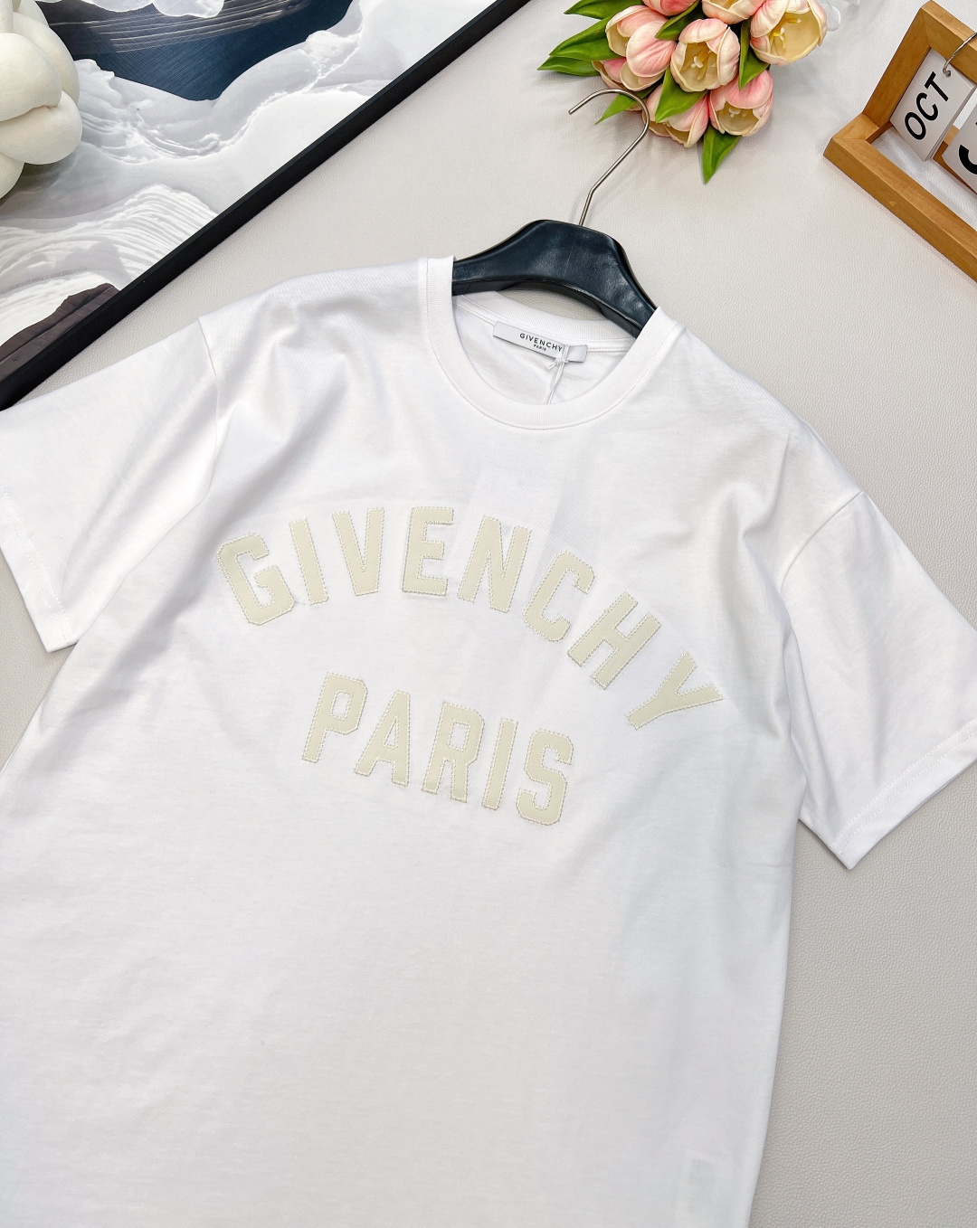 🆕GIVENCHYGVC之字贴布字母圆领短袖T恤。采用15S精棉平纹，230g；搭配螺纹32S双纱拉架，