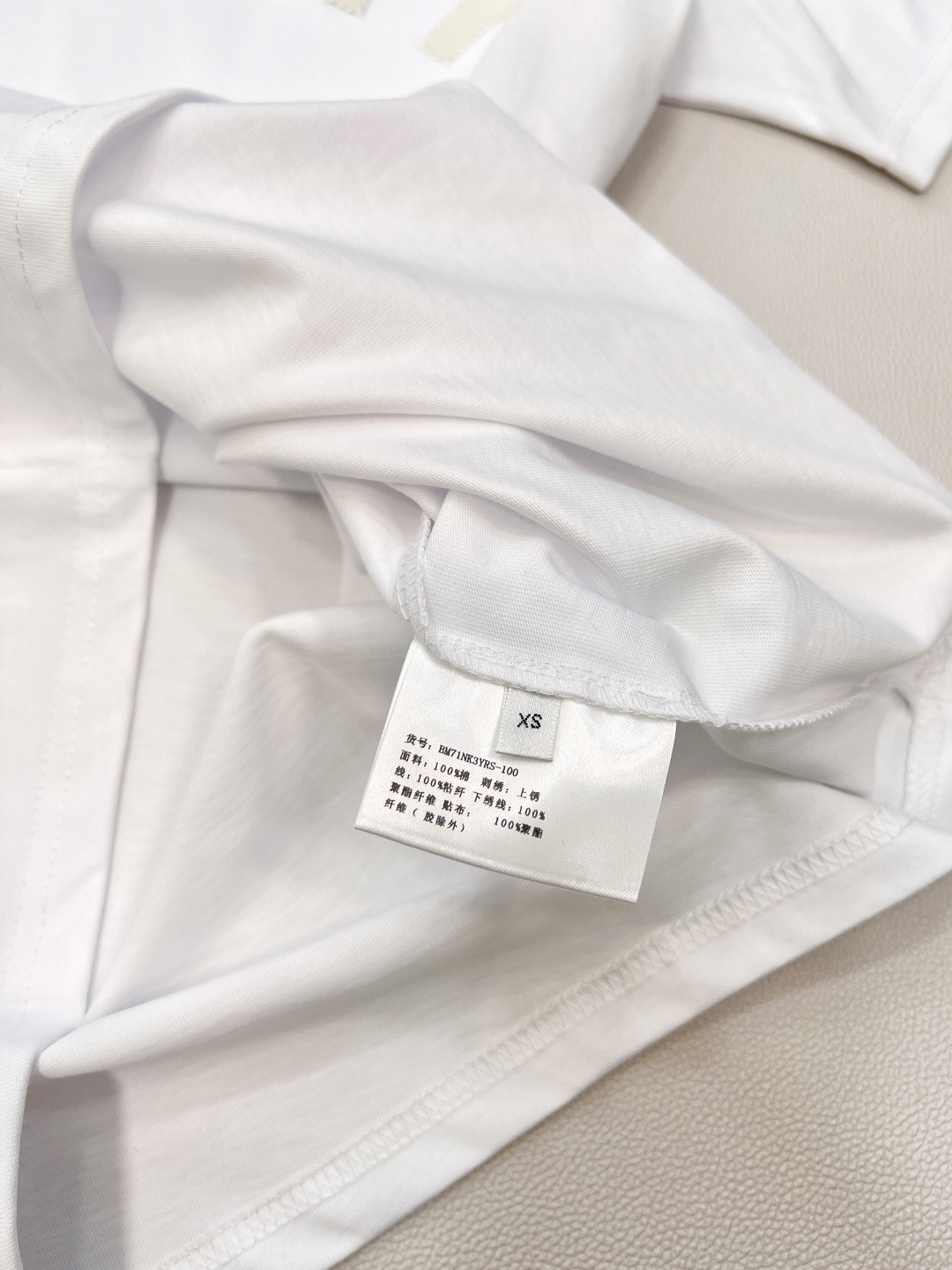 🆕GIVENCHYGVC之字贴布字母圆领短袖T恤。采用15S精棉平纹，230g；搭配螺纹32S双纱拉架，