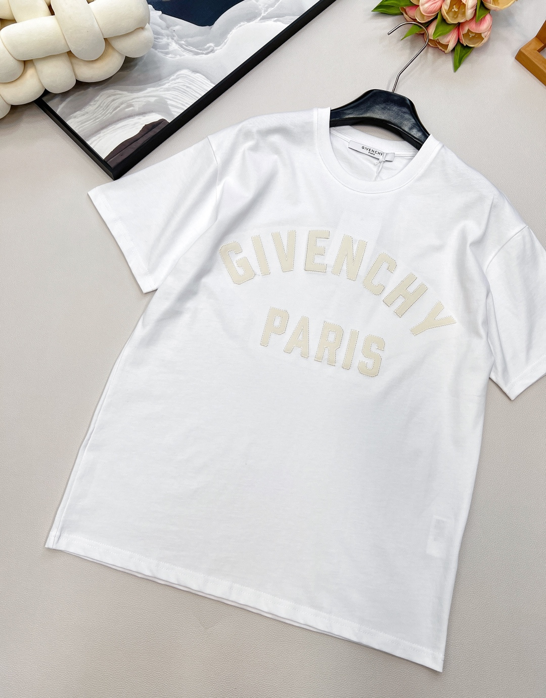 🆕GIVENCHYGVC之字贴布字母圆领短袖T恤。采用15S精棉平纹，230g；搭配螺纹32S双纱拉架，