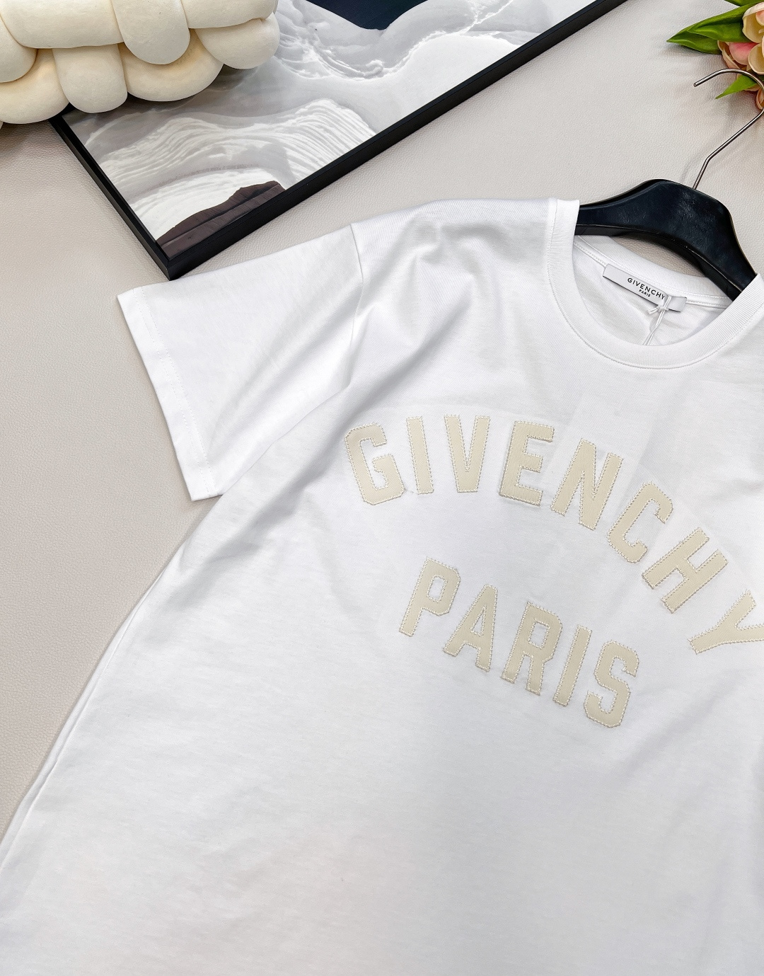 🆕GIVENCHYGVC之字贴布字母圆领短袖T恤。采用15S精棉平纹，230g；搭配螺纹32S双纱拉架，