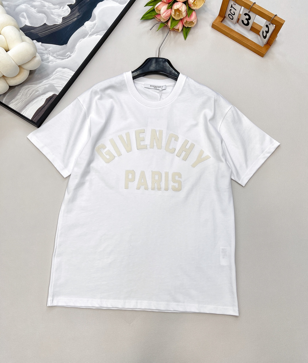 🆕GIVENCHYGVC之字贴布字母圆领短袖T恤。采用15S精棉平纹，230g；搭配螺纹32S双纱拉架，