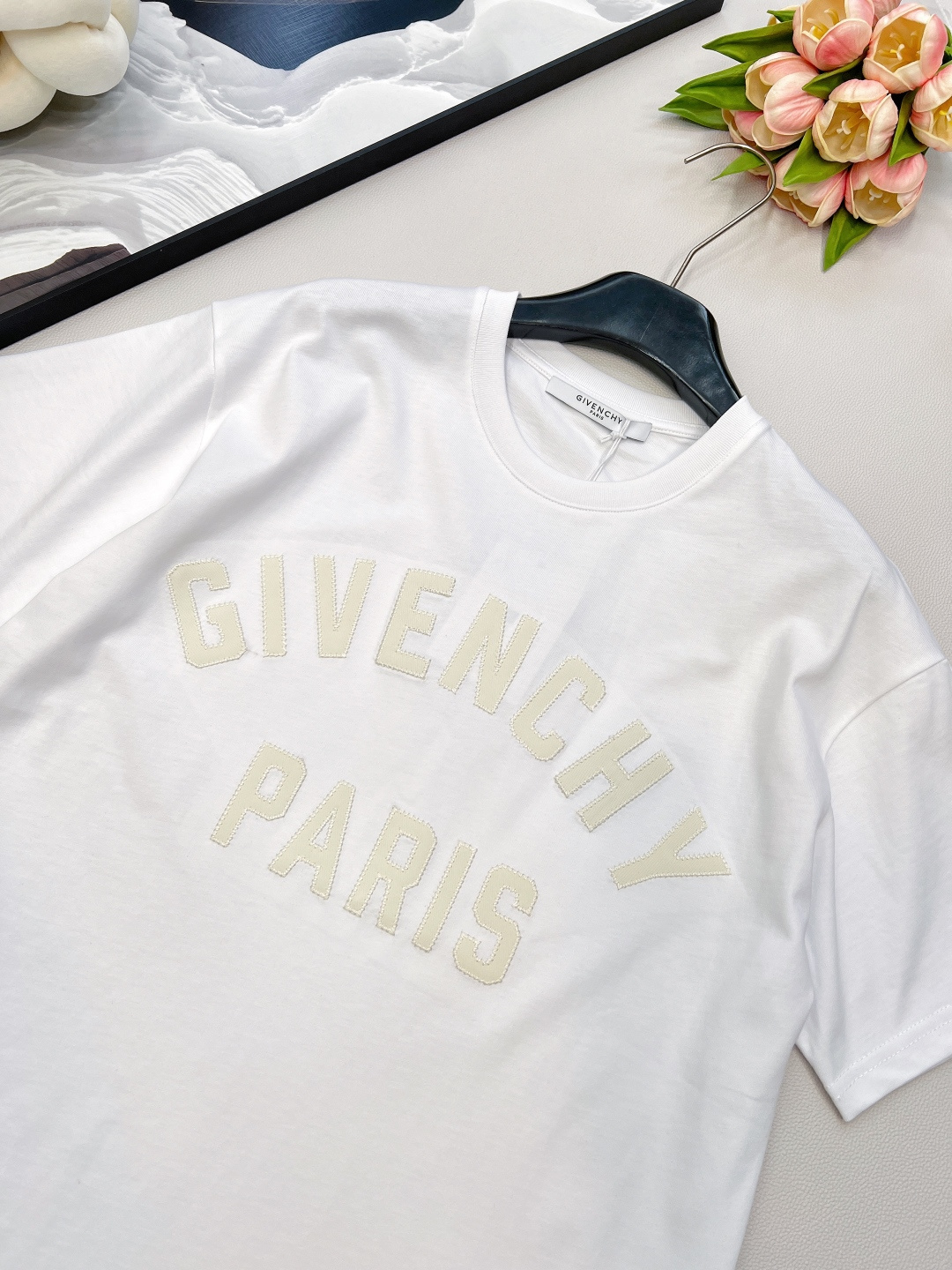 🆕GIVENCHYGVC之字贴布字母圆领短袖T恤。采用15S精棉平纹，230g；搭配螺纹32S双纱拉架，