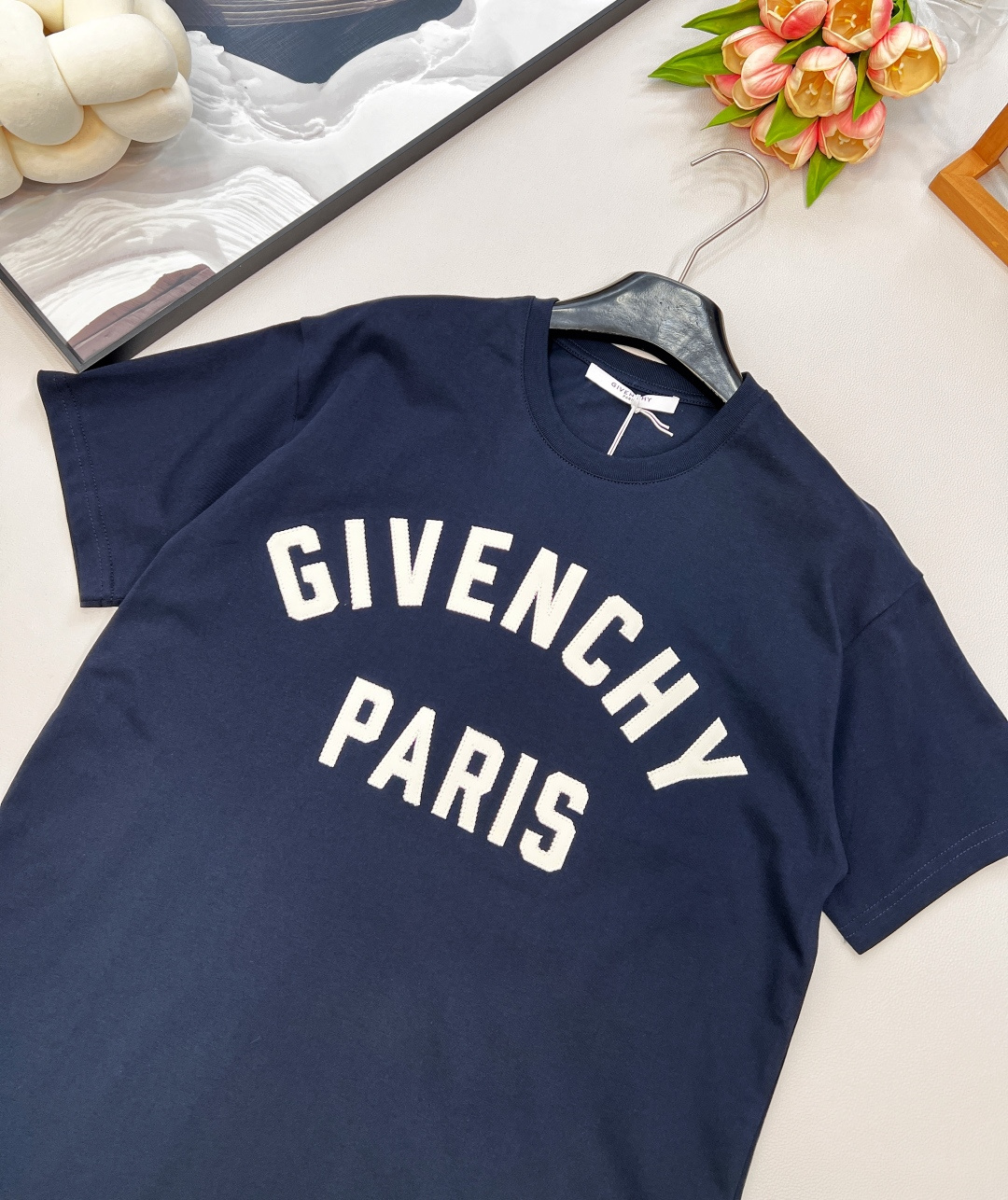 🆕GIVENCHYGVC之字贴布字母圆领短袖T恤。采用15S精棉平纹，230g；搭配螺纹32S双纱拉架，