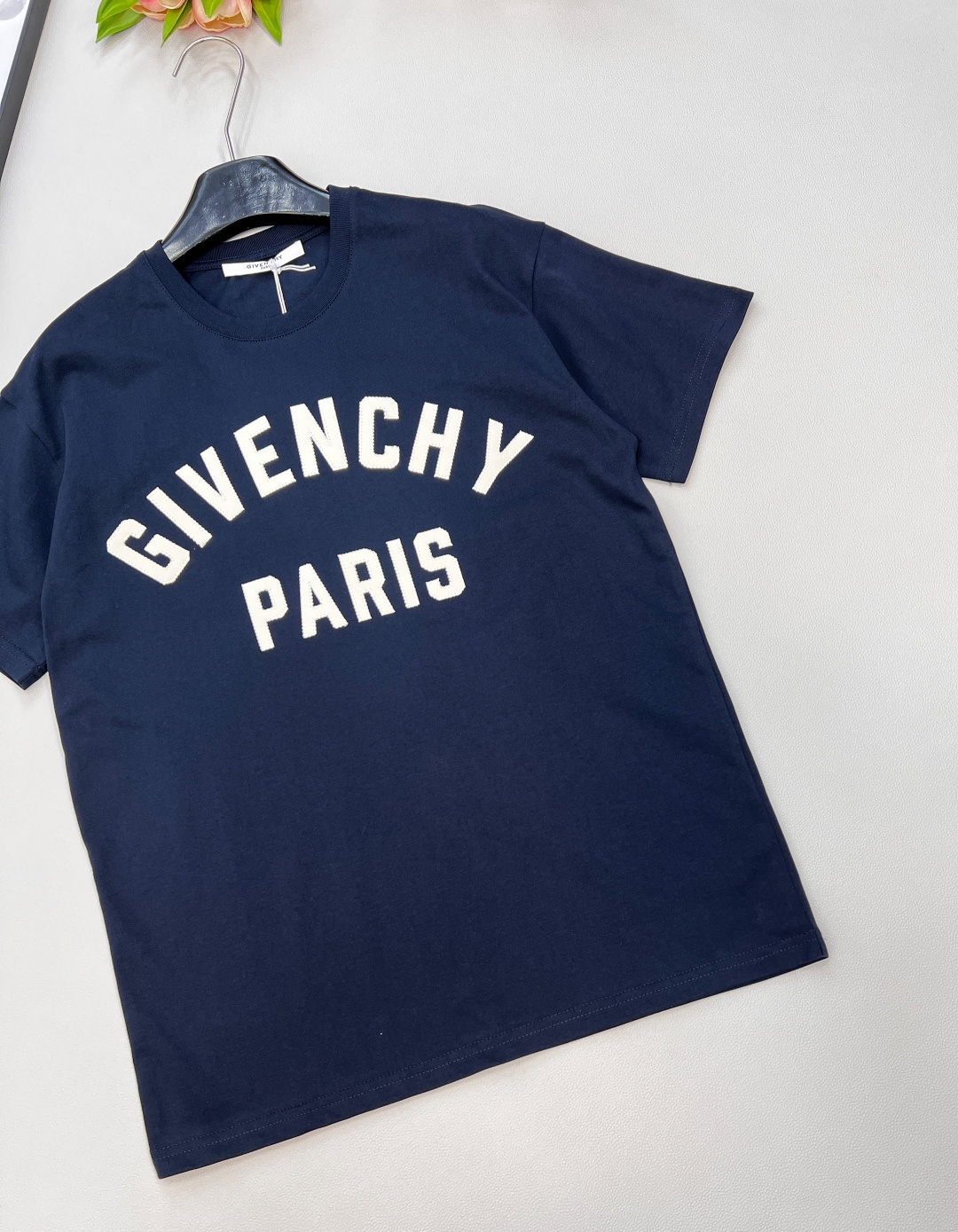 🆕GIVENCHYGVC之字贴布字母圆领短袖T恤。采用15S精棉平纹，230g；搭配螺纹32S双纱拉架，