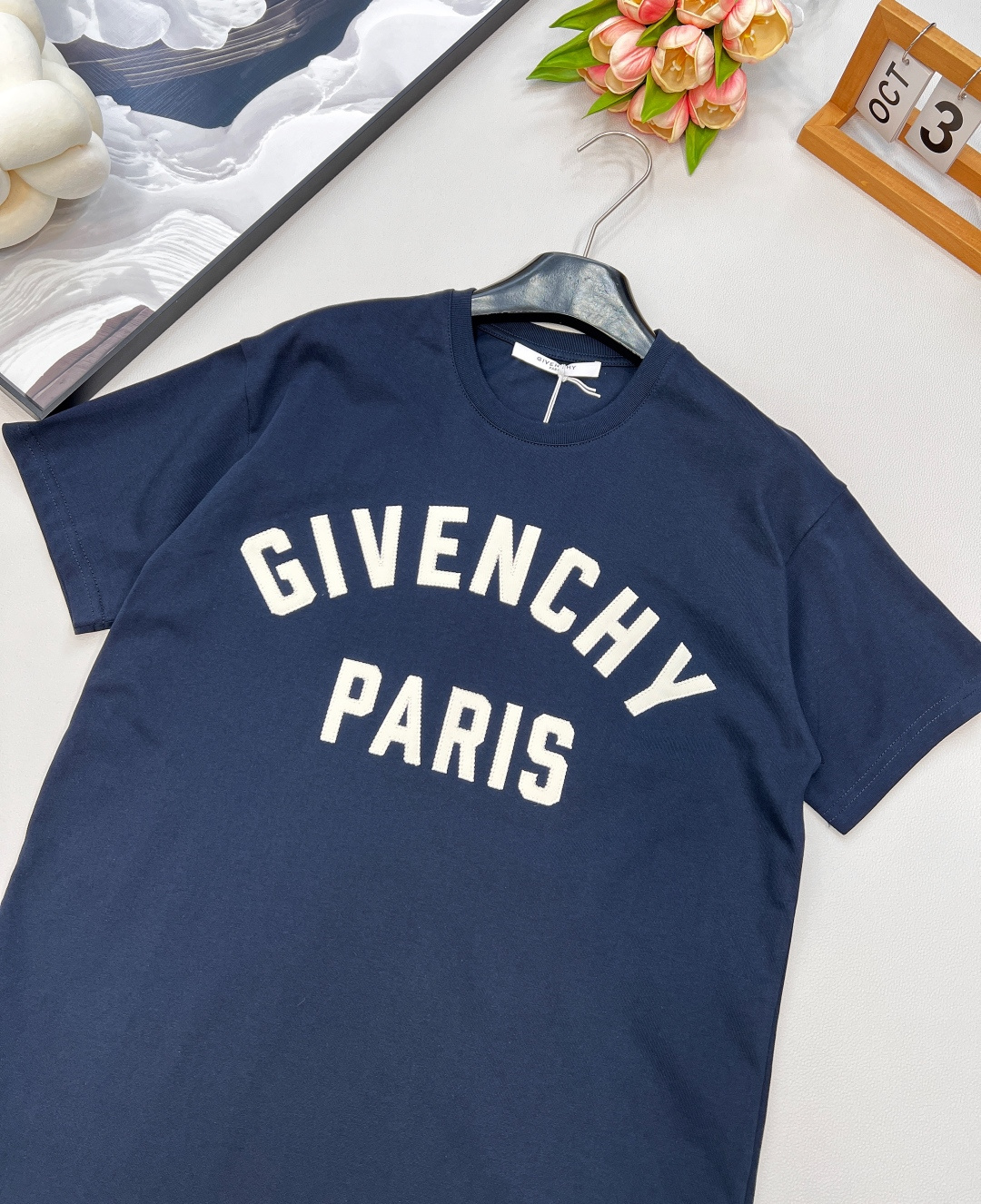 🆕GIVENCHYGVC之字贴布字母圆领短袖T恤。采用15S精棉平纹，230g；搭配螺纹32S双纱拉架，