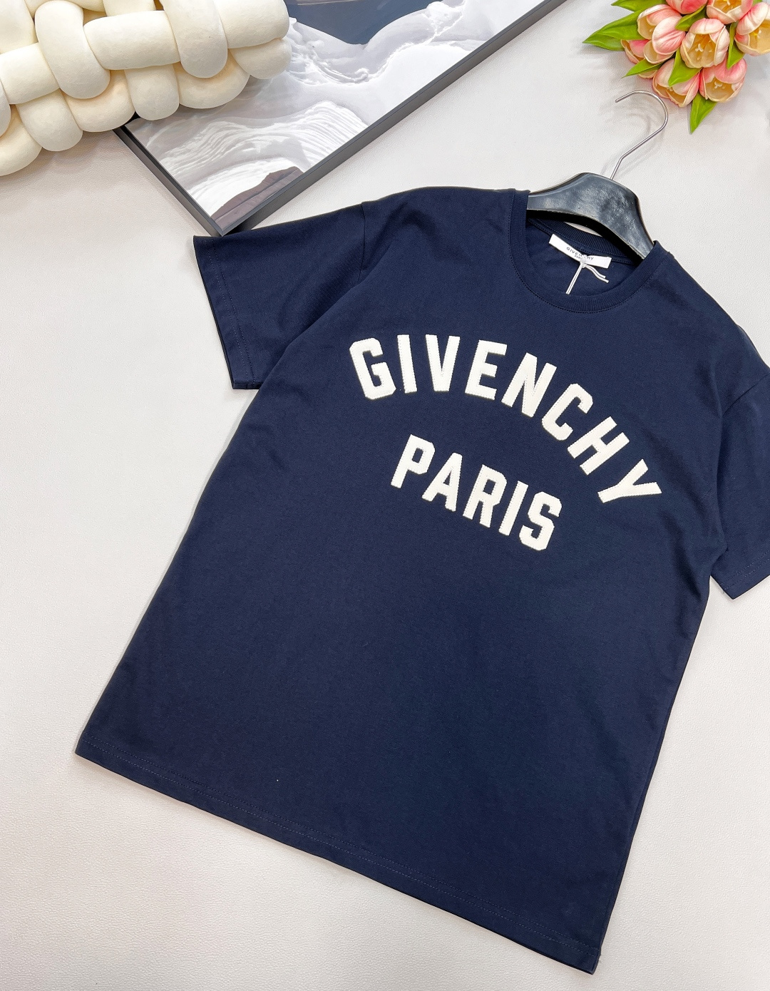 🆕GIVENCHYGVC之字贴布字母圆领短袖T恤。采用15S精棉平纹，230g；搭配螺纹32S双纱拉架，