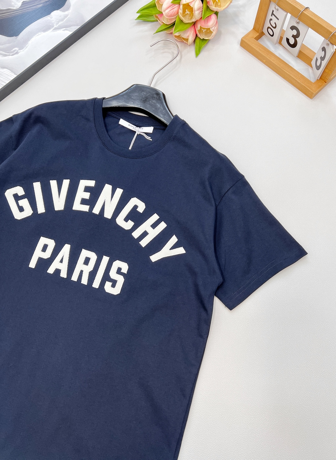 🆕GIVENCHYGVC之字贴布字母圆领短袖T恤。采用15S精棉平纹，230g；搭配螺纹32S双纱拉架，