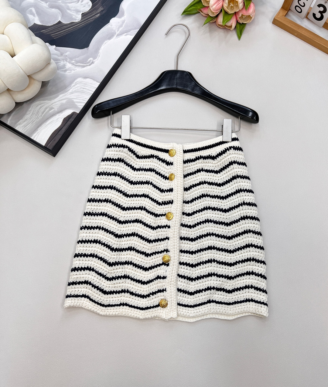 NO:441642,Celine wavy striped sweater high-waisted knitted skirt classic timeless retro style full of high-end feel!  !  Beautiful horizontal lines are too elegant and too high-end!  !  All the placket buttons are customized with mold opening, texture and gloss, the upper body is very beautiful!  The upper body is naturally very comfortable!  The pairing with the same skirt continues the wavy pattern of the jacket, which echoes the upper and lower sides, and has a full sense of overall feeling. The high-waist tailoring design not only modifies the leg lines, but also highlights the graceful figure of a woman. It is recommended to buy a set of three standards, and the size of the sml code is available. Celline, skirts, jackets & coats, alexander wang19860909Celine 波浪条纹针织衫高腰排口针织半裙经典永恒 复古风格 高级感十足！！唯美的横条线 太气质太高级了！！门襟纽扣全部开模定制 质感 光泽度都太好了上身很很很好看耶！上身自然很舒服！搭配同系列半裙延续了外套的波浪纹设计,上下呼应,整体感十足.高腰的剪裁设计,不仅能修饰腿部线条,更凸显出女性的曼妙身姿.建议一套入手,三标齐全大货出 尺码sml 编码编,,celine,skirts,jackets & coats,alexander wang,Women's clothing