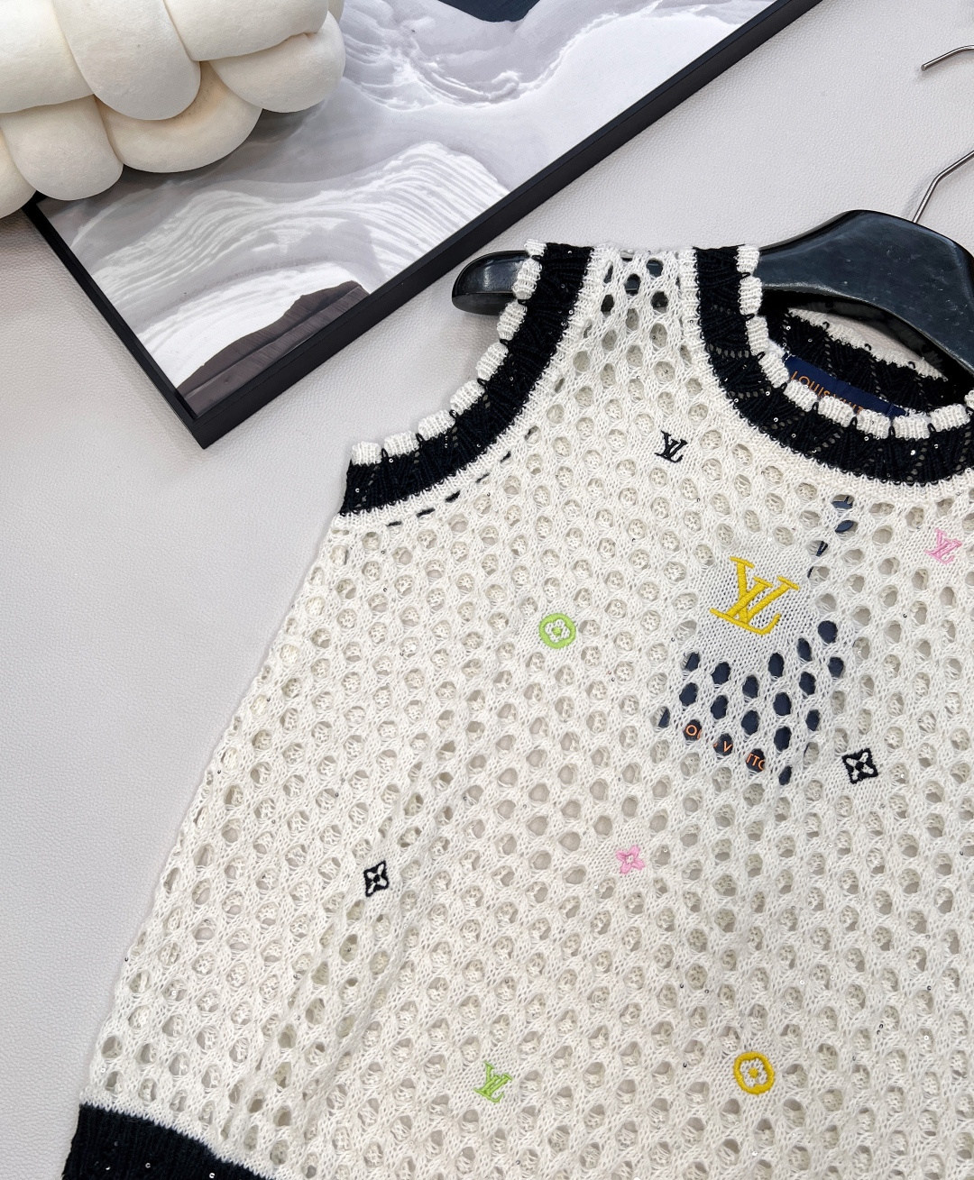 🆕 LOUIS VUITTON 新款彩色字母刺绣镂空针织背心彩色字母刺绣设计，气质百搭，高级感十足。经典