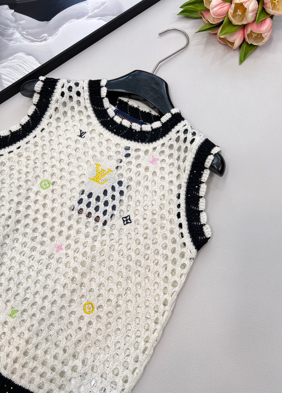 🆕 LOUIS VUITTON 新款彩色字母刺绣镂空针织背心彩色字母刺绣设计，气质百搭，高级感十足。经典