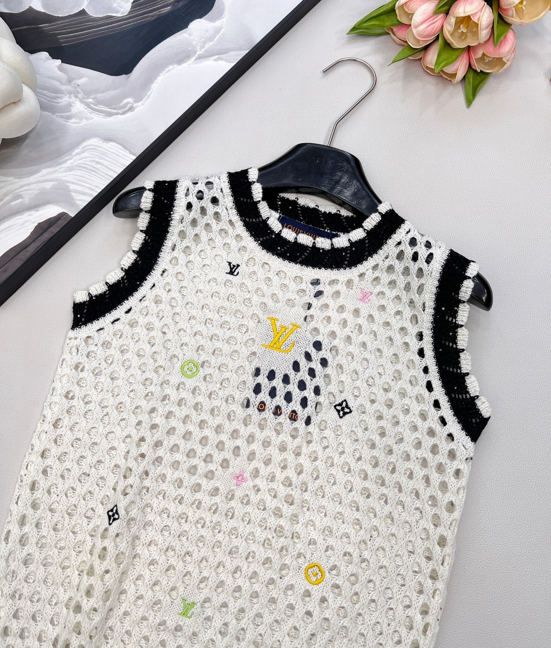 🆕 LOUIS VUITTON 新款彩色字母刺绣镂空针织背心彩色字母刺绣设计，气质百搭，高级感十足。经典