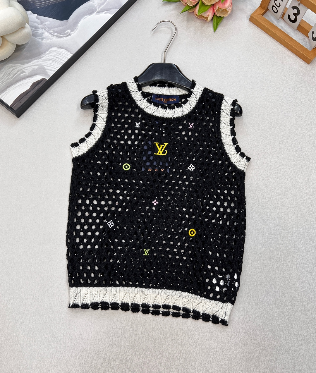 NO:441654,LOUIS VUITTON New Colorful Letter Embroidery Hollow Knitted Vest Colorful Letter Embroidery Design, versatile temperament and full of high-end feeling. Classic and unstripped upper body look slim, easy to stack and versatile style, daily casual recommendation, high-end exquisite temperament setting, elegant and intellectual high-end atmosphere item, perfect combination of practicality and high-end sense, very delicate material, skin-friendly and smooth, full of age-free feeling ~ Comfortable and breathable upper body, gentle and high-end, sweet and charming, and age-reducing playful and relaxed. The shape is easy and concave, free and casual ~ A must-have fashionable and high-end item for white and rich beauty!  The upper body looks very slim, versatile and fashionable items, daily match with jeans, yyds, a must-have item for hot girls!  Two colors are complete and three standards!  Size sml, louis vuitton, jeans,alexander wang19860909LOUIS VUITTON 新款彩色字母刺绣镂空针织背心 彩色字母刺绣设计,气质百搭,高级感十足.经典不挑人上身超显瘦,轻松叠搭百变造型,日常休闲推荐 高级精致气质设定 优雅知性高奢氛围感单品 实用性与高级感完美融合 材质很细腻 亲肤顺滑 冻龄感十足～ 舒适又透气 上身温柔高级 显得甜腻动人,又减龄俏皮 造型轻松凹,自在又随性～白富美必备时髦高级单品！ 上身非常显瘦 百搭时尚单品 日常搭配牛仔裤yyds 辣妹必备单品！两色出三标齐全！ 尺码sml 编,,louis vuitton,jeans,alexander wang,Women's clothing