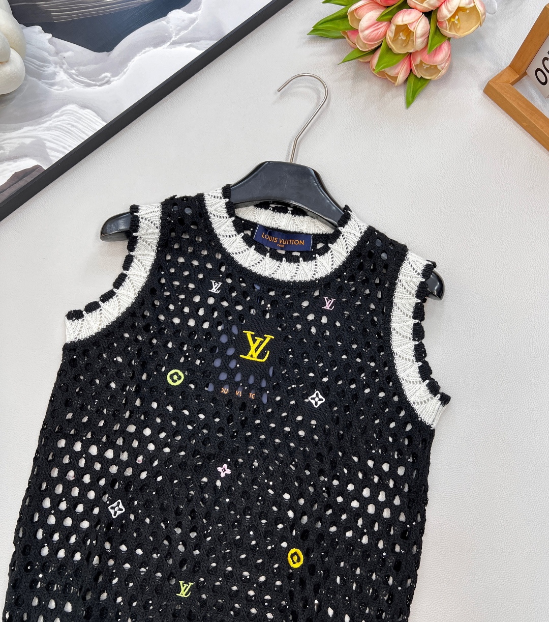 🆕 LOUIS VUITTON 新款彩色字母刺绣镂空针织背心彩色字母刺绣设计，气质百搭，高级感十足。经典