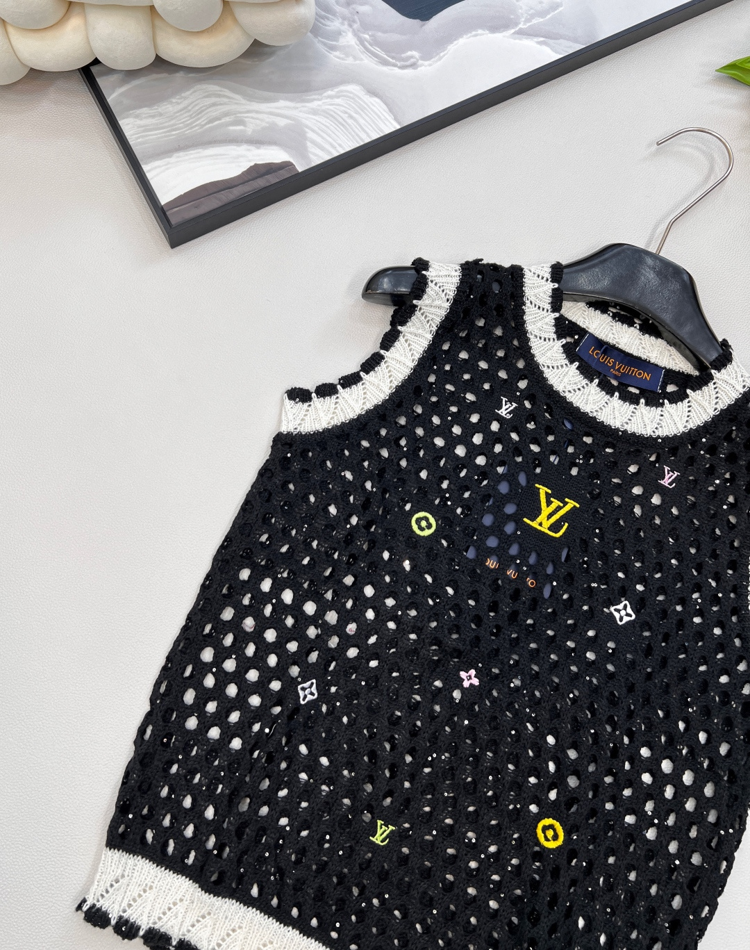 🆕 LOUIS VUITTON 新款彩色字母刺绣镂空针织背心彩色字母刺绣设计，气质百搭，高级感十足。经典