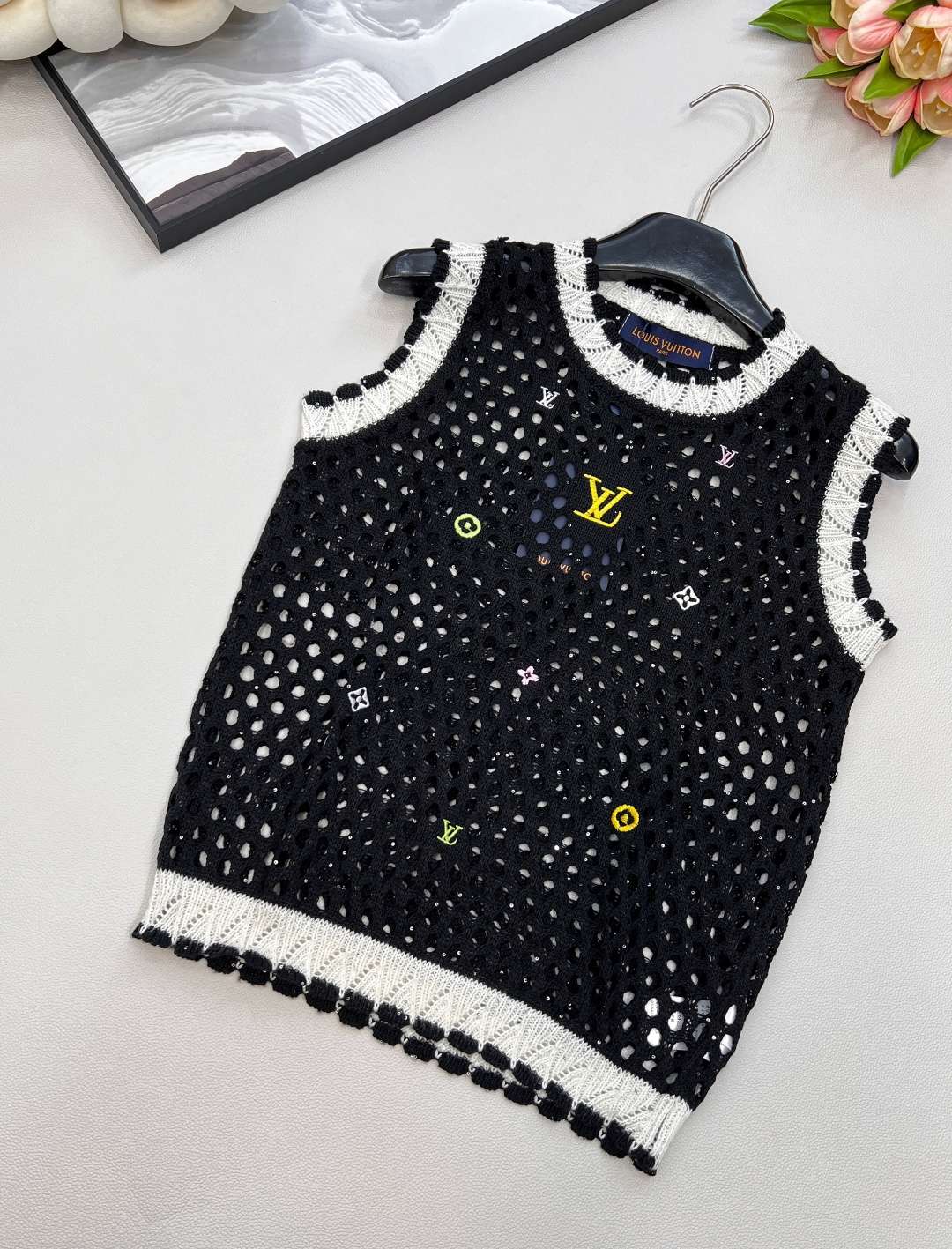 🆕 LOUIS VUITTON 新款彩色字母刺绣镂空针织背心彩色字母刺绣设计，气质百搭，高级感十足。经典