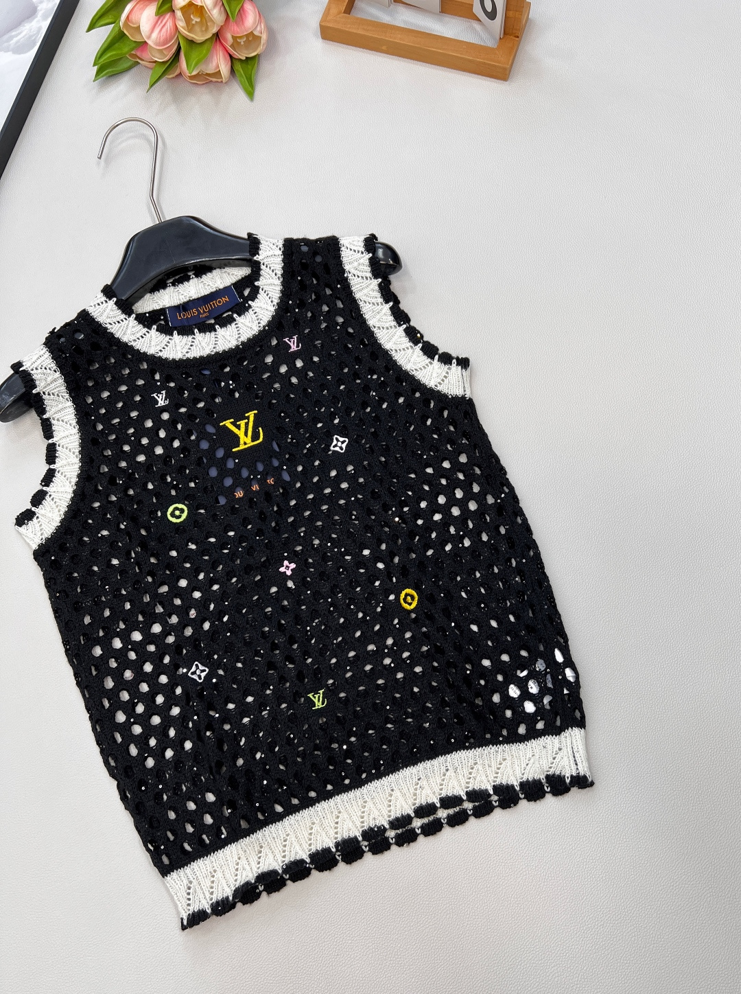 🆕 LOUIS VUITTON 新款彩色字母刺绣镂空针织背心彩色字母刺绣设计，气质百搭，高级感十足。经典