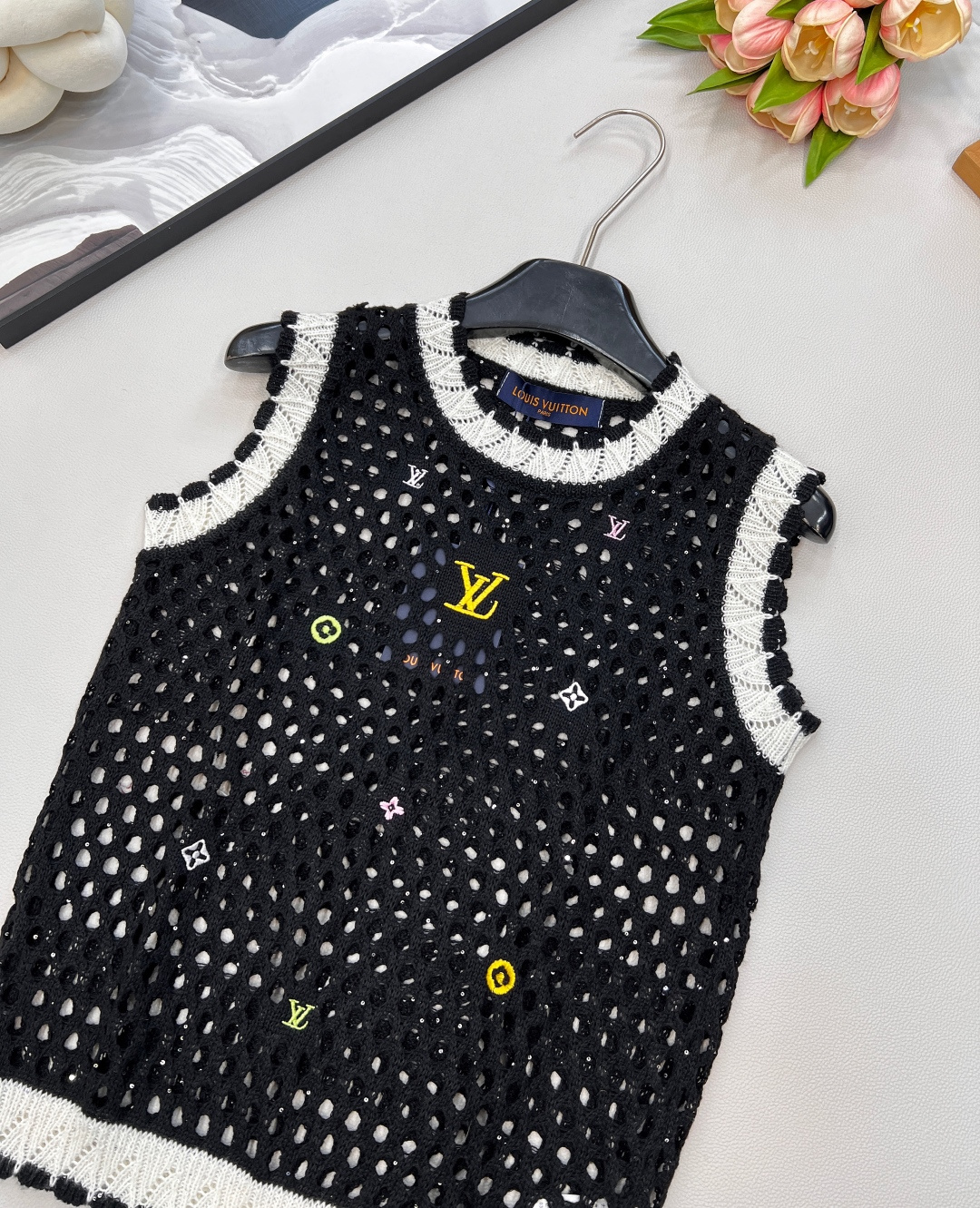 🆕 LOUIS VUITTON 新款彩色字母刺绣镂空针织背心彩色字母刺绣设计，气质百搭，高级感十足。经典