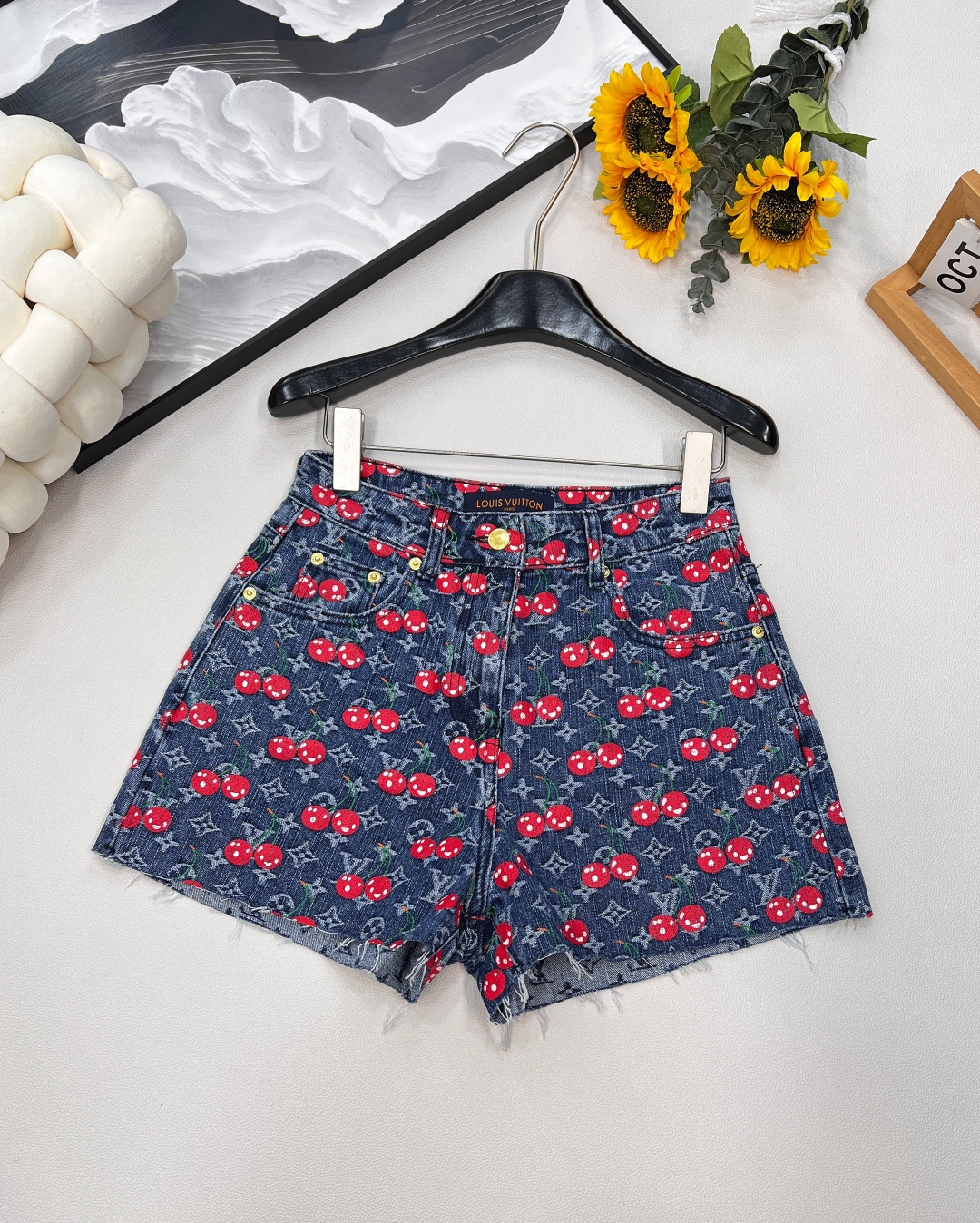 NO:442967,LOUIS VUITTON's new cherry full-print letter shorts | A must-have for fashionable players. Cotton denim material + enzyme washing, not easy to fade, texture online. Cherry letters are full-print, with brand tone, eye-catching at a glance. Symmetric pocket + slimming style, hidden meat and fashionable, suitable for daily street outing and dates~ I become a street trendy person in seconds, and the fashionable value is full. Don't miss out on fashionable things, fast lock!  Size sml, louis vuitton, shorts, alexander wang19860909LOUIS VUITTON新款樱桃满印字母短裤 | 时髦玩家必入 全棉牛仔材质+酵素水洗,不易掉色串色,质感在线 樱桃字母满印,自带品牌调性,一眼吸睛 对称口袋+显瘦版型,藏肉又时髦,日常出街、约会都适配~ 穿上秒变街头潮人,洋气值拉满 时髦精别错过,速锁 ！ 尺码sml 编,,louis vuitton,shorts,alexander wang,Women's clothing