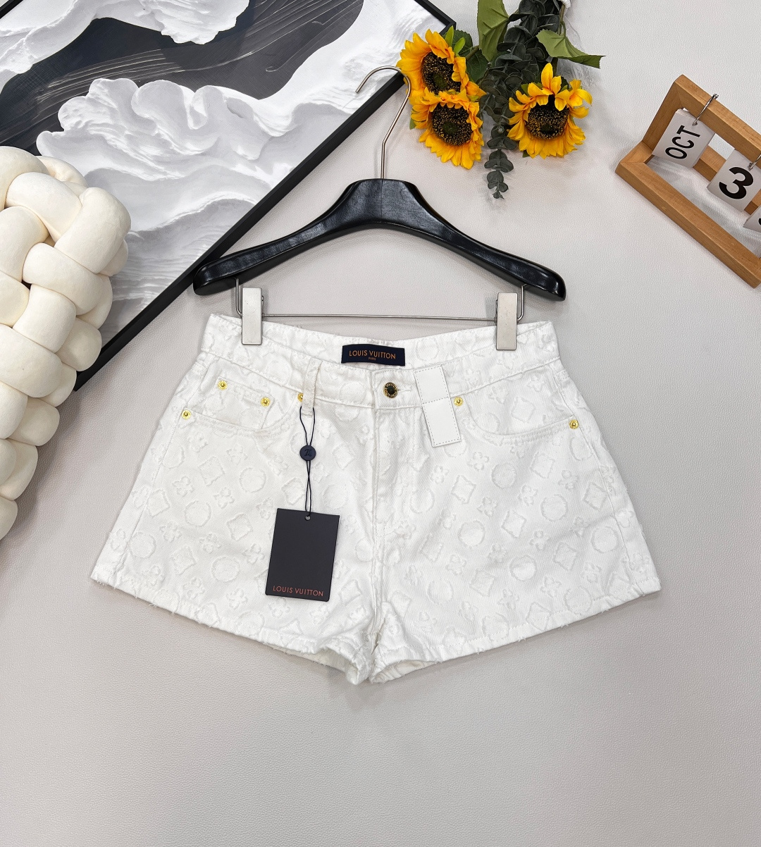 NO:442983,LouisVuitton 25Ss spring and summer new full-print jacquard white denim shorts丨Exclusive high-end production!  Customized YB twill cotton fabric, jacquard full-print design, good breathability, soft and skin-friendly, high-waist zipper symmetrical pocket, three-dimensional jacquard texture highlights style, full of light and luxurious feeling, fashionable and high-end upper body, slimming and long legs, versatile tool, not picky for people to wear, can be controlled in any body shape, complete with three standards!  Large-scale size sml, louis vuitton, shorts, alexander wang19860909LouisVuitton 25Ss春夏新款满印提花白色牛仔短裤丨独家高版出品！定制YB斜纹棉面料 提花满印设计 透气性佳 柔软亲肤 高腰拉链对称口袋 立体提花肌理彰显格调 轻奢感十足 上身时髦又高级 显瘦显腿长 百搭利器 不挑人穿 任何身形都可驾驭 ,三标齐全！大货出 尺码sml 编,,louis vuitton,shorts,alexander wang,Women's clothing