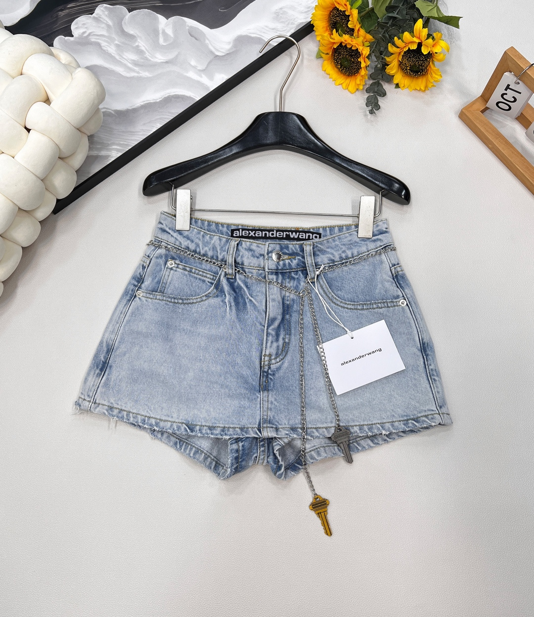 NO:442943,Alexander wang's new style of Dawang Keys and waist chain jeans skirt, the same style on the official website is amazingly available. yb/1v1 customization, from trouser skirts to individually customized keys, the details are attentive. The wash-water blue color is fashionable and versatile, and you can be beautiful when you match it casually~ The design of the trouser skirt is very considerate, and you don't have to worry about exposing, it is also very convenient to put on and take off. Moreover, the upper body looks huge and slim, instantly outlining the charming body curve. The must-have artifact for hot girls to go out!  Complete three standards, large-scale products, size sml, alexander wang, skirts, jeans, alexander wang19860909alexander wang新款大王钥匙腰链牛仔裤裙 ,官网同款惊艳登场 yb/1v1定制,从裤裙到单独定制的钥匙,细节之处尽显用心.洗水蓝色系,时髦又百搭,随意搭配就能美出圈~ 裤裙设计超贴心,既不用担心走光问题,穿脱还十分方便.而且上身巨显瘦,瞬间勾勒出迷人身材曲线,辣妹们的出街必备神器非它莫属！三标齐全,大货出 尺码sml 编,,alexander wang,skirts,jeans,alexander wang,Women's clothing