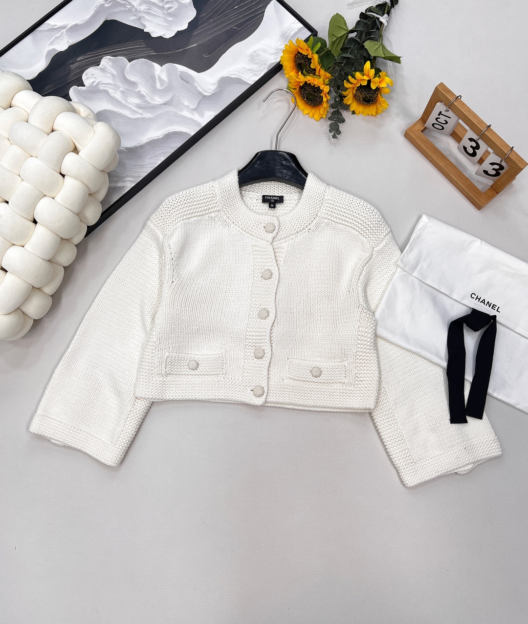 NO:442957,Chanel25A Handicraft Workshop Series Short Silhouette Knitted Cardigan, exclusively developed on the entire network, with excellent high-end quality!  The weaving method of rough texture is visible to the naked eye and the soft atmosphere is full. The exquisite and wide version of the short design makes the upper body easy to grasp the light luxury and fashionable temperament. Whether it is matched with jeans or short skirts, it can instantly improve the dressing taste. The spot has arrived, fashionable people are rushing to the duck!  Complete three standards, equipped with small incense dust bag, large-scale goods size sml, chanel, skirts, jeans, alexander wang19860909Chanel25A手工坊系列短款廓形针织开衫, 全网独家yb开发,高版品质超绝！粗纹路织法,质感肉眼可见,柔美氛围拉满. 精致阔版小短款设计,上身轻松拿捏轻奢时髦气质,无论是搭配牛仔裤,还是小短裙,都能瞬间提升穿搭品味.现货已到,时髦精们冲鸭！三标齐全,配小香防尘袋,大货出 尺码sml,,chanel,skirts,jeans,alexander wang,Women's clothing