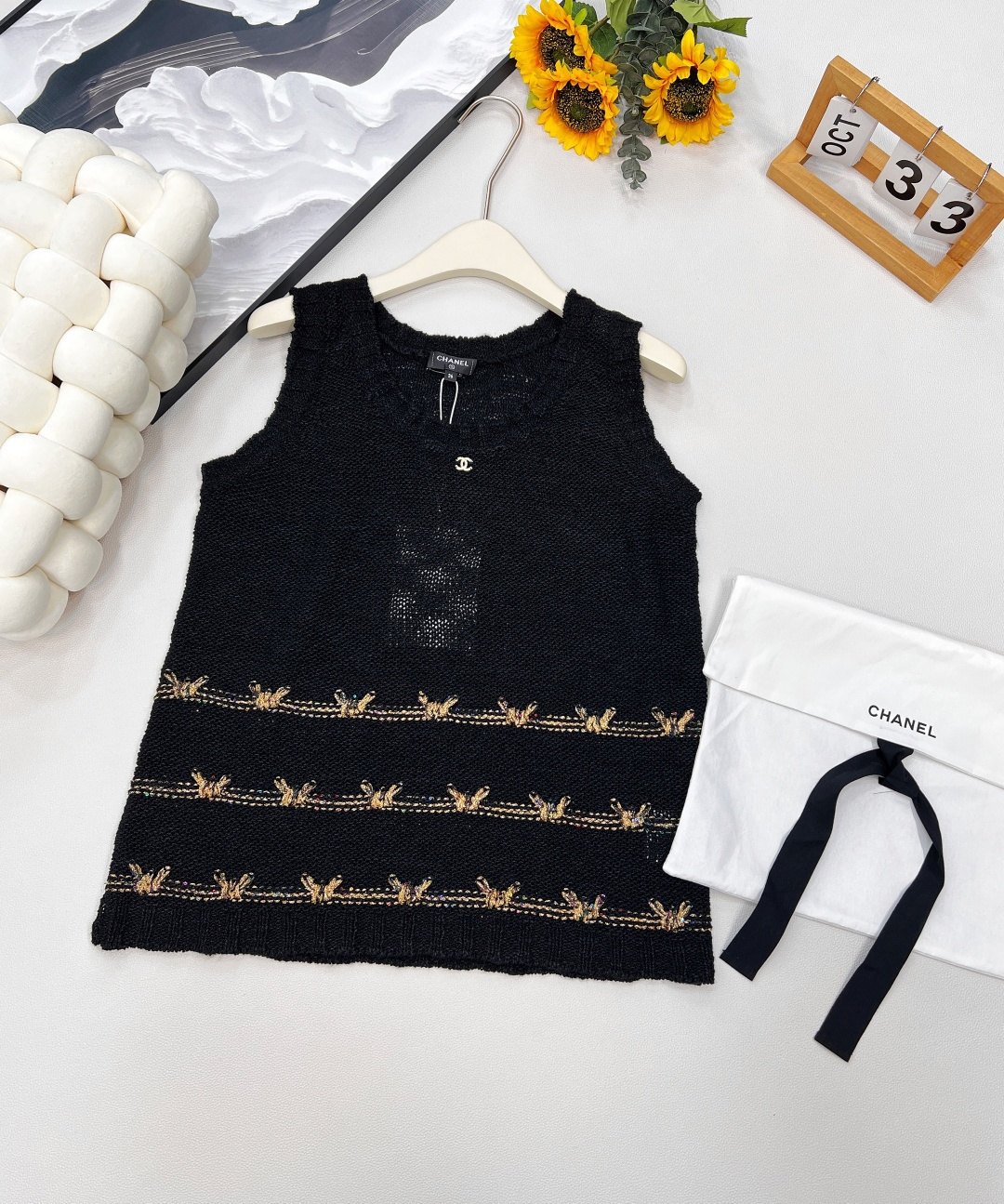NO:442969,CHANEL gold thread butterfly embroidered knitted vest, early autumn romantic style, exclusive yb development!  High-end production!  A versatile artifact!  Temperament is age-reducing and fashionable!  Soft yarn weaving comes with delicate luster, ribbed neckline/cuff three-dimensional exquisite, simple silhouette and hidden flesh. Gold thread butterfly embroidery runs through the hem, lifelike and super romantic, double C logo is low-key and stylish. Black and white are fresh and elegant, black is mysterious and gorgeous. A must-have 'atmosphere artifact' for early autumn season change, suitable for various layers, one piece to activate the wardrobe, three complete standards, small incense dust bag, two colors are excellent. Size sml combo, chanel, alexander wang19860909CHANEL 金线蝴蝶刺绣针织背心 ,早秋浪漫格调担当,丨独家yb开发！高版出品！百搭神器！气质减龄又时髦！柔纱编织自带细腻光泽,罗纹领口/袖口立体精致,廓形简约又藏肉 金线蝴蝶刺绣贯穿下摆,栩栩如生超浪漫,双C徽标低调显格调 黑白双色白是清新优雅,黑是神秘华丽,早秋换季必备“氛围神器”,适配各种叠穿,一件盘活衣橱,三标齐全,配小香防尘袋,两色出 尺码sml 编,,chanel,alexander wang,Women's clothing