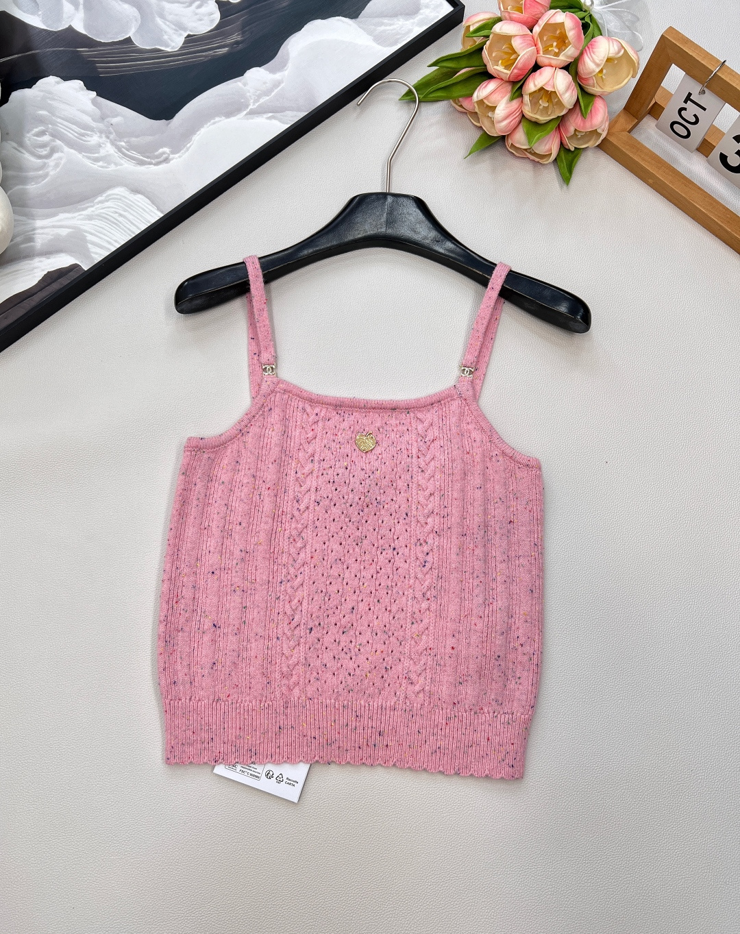 NO:442985,Chanel25A Handicraft Workshop Series New Knitted Sling Vest | Exclusive High-end Production!  Knitted suspender vest cut, thin shoulder strap with rhinestone double C-belt buckle design, add fashionable tone, two colors available in the whole body, fresh and sweet, delicate thread matched with spacing, twisted patterns, brighten, matched with elastic fabric, fit the body, make the body look slimmer, the chest is decorated with leaf leaf logo, display brand tone, versatile style does not pick the age, skin tone, more relaxed and vacation-like, the upper body is suitable for a fashionable style to reduce age, three standards are complete and two colors, size sml, chanel, alexander wang19860909Chanel25A手工坊系列新款 针织吊带背心丨独家高版出品！针织吊带背心剪裁 细肩带配水钻双C带扣设计 增添时尚调性 通体两色可选 清新甜美 细致螺纹搭配间隔麻花纹路装点提亮 搭配弹性十足的面料 贴合身型更显瘦 胸前饰以树叶叶片徽标装饰 展示品牌调性 百搭款式不挑年龄肤色 更显松弛有度假感 上身适配减龄时髦风格 ,三标齐全两色出 尺码sml 编,,chanel,alexander wang,Women's clothing