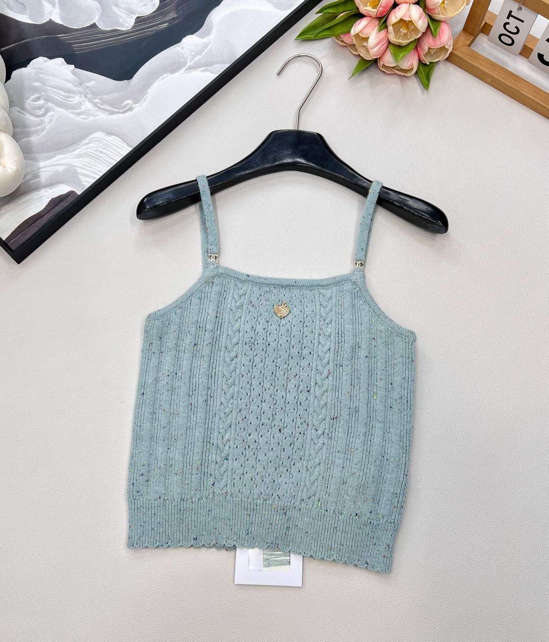 NO:442999,Chanel25A Handicraft Workshop Series New Knitted Sling Vest | Exclusive High-end Production!  Knitted suspender vest cut, thin shoulder strap with rhinestone double C-belt buckle design, add fashionable tone, two colors available in the whole body, fresh and sweet, delicate thread matched with spacing, twisted patterns, brighten, matched with elastic fabric, fit the body, make the body look slimmer, the chest is decorated with leaf leaf logo, display brand tone, versatile style does not pick the age, skin tone, more relaxed and vacation-like, the upper body is suitable for a fashionable style to reduce age, three standards are complete and two colors, size sml, chanel, alexander wang19860909Chanel25A手工坊系列新款 针织吊带背心丨独家高版出品！针织吊带背心剪裁 细肩带配水钻双C带扣设计 增添时尚调性 通体两色可选 清新甜美 细致螺纹搭配间隔麻花纹路装点提亮 搭配弹性十足的面料 贴合身型更显瘦 胸前饰以树叶叶片徽标装饰 展示品牌调性 百搭款式不挑年龄肤色 更显松弛有度假感 上身适配减龄时髦风格 ,三标齐全两色出 尺码sml 编,,chanel,alexander wang,Women's clothing