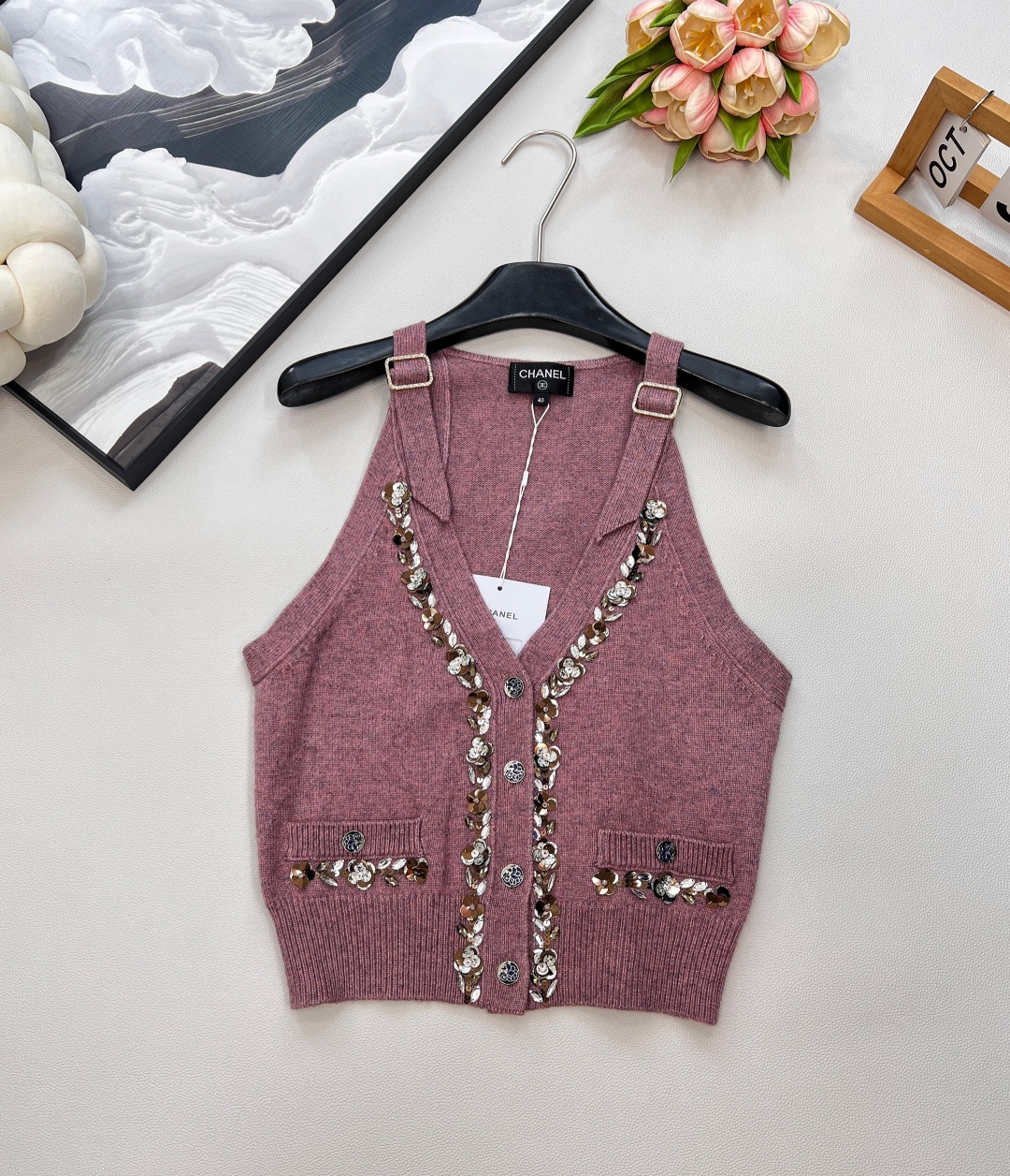 NO:443015,Chanel2025SS new beaded knitted vest, customized YB wool yarn wool, delicate and soft, full of elasticity, bright color colorful V-neck vest style, exposed collarbone, thinner, threaded three-dimensional camellia sequins beads are decorated with exquisite tailoring, elastic and tight throughout the body, full of tailoring, combined with the latest printed camellia round buckle, decorated in the front pocket, making the style of leisure high street strong, white temperament, easy to control during daily travel or party, and packaged with exquisite lace-up dust bag, complete three standards!  Size sml, chanel,alexander wang19860909Chanel2025SS新款钉珠针织背心马甲,定制YB羊毛纱线织造 细腻柔软 弹力十足 亮色多彩V领马甲版型 露出锁骨更显瘦 螺纹包边立体山茶花亮片钉珠装点精致剪裁 通体弹力松紧 剪裁满分 配合最新印刻山茶花圆扣装点于前襟口袋 让休闲高街风格强烈 气质显白 日常出行或聚会轻松驾驭 搭配精致系带防尘袋包装 ,三标齐全！ 尺码sml 编,,chanel,alexander wang,Women's clothing