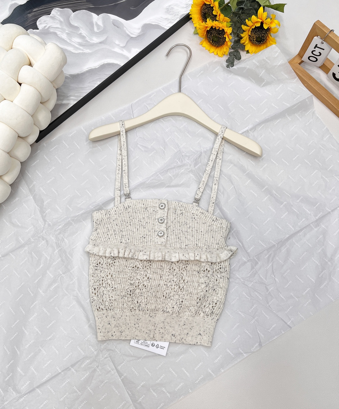 NO:443051,Chanel2025 new knitted layered lace suspenders. Customized YB cashmere yarn weaving delicate texture breathable and comfortable knitted suspenders tailoring thin shoulder straps to add fashionable tone. Solid color of the whole body. Split three-dimensional lace is divided into chest and abdomen. The buttons on the chest are drilled. Gorgeous shine highlights. Matched with elastic fabrics, fit the body and make the body look slimmer. The shoulder straps are decorated with double C letter logos to show brand tone. Black woven straps are thin and flashed. The versatile style does not pick the age and skin tone. It makes it more relaxed and vacation-like. The upper body is suitable for age-reducing fashionable style. Customized surface accessories, complete three standards, two colors. Size sml woven, chanel, alexander wang19860909Chanel2025新款针织层叠花边吊带.定制YB羊绒纱线织造 细腻肌理 透气舒适 针织吊带剪裁 细肩带增添时尚调性 通体纯色 以层叠立体花边分割胸腹 胸前纽扣嵌钻 华丽闪耀突出亮点 搭配弹性十足的面料 贴合身型更显瘦 肩带饰以双C字母徽标装饰 展示品牌调性 黑色织线带细闪 百搭款式不挑年龄肤色 更显松弛有度假感 上身适配减龄时髦风格 定制面辅料 ,三标齐全,两色出 尺码sml 编,,chanel,alexander wang,Women's clothing