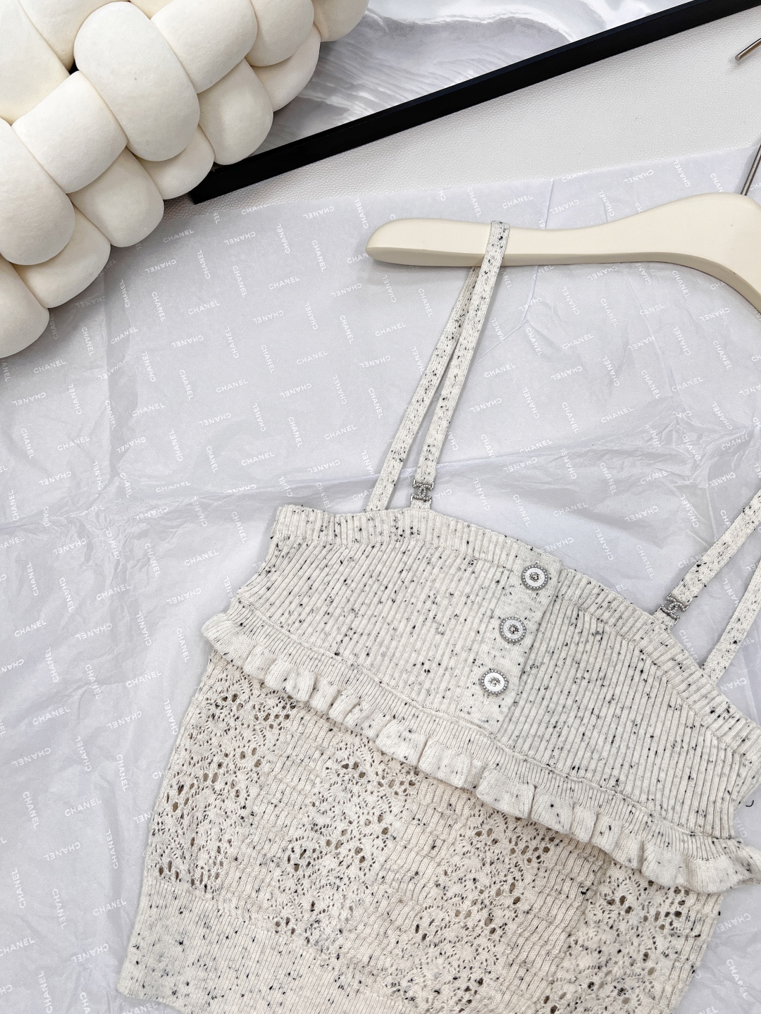 🆕Chanel2025新款针织层叠花边吊带。定制YB羊绒纱线织造 细腻肌理 透气舒适 针织吊带剪裁 细肩