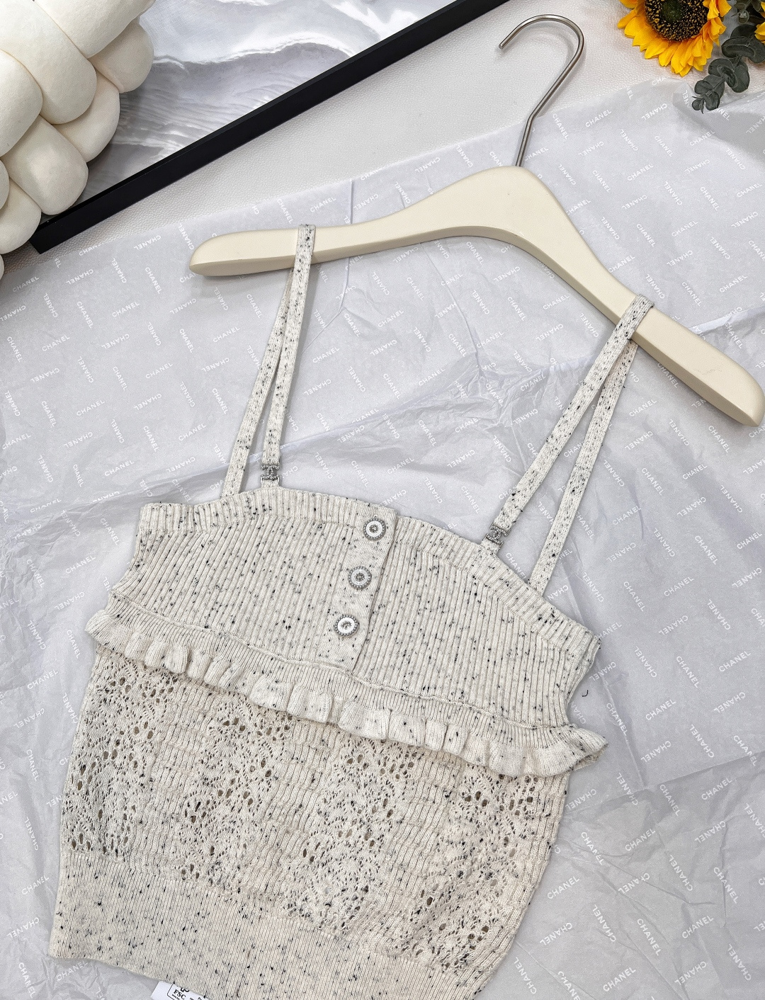 🆕Chanel2025新款针织层叠花边吊带。定制YB羊绒纱线织造 细腻肌理 透气舒适 针织吊带剪裁 细肩