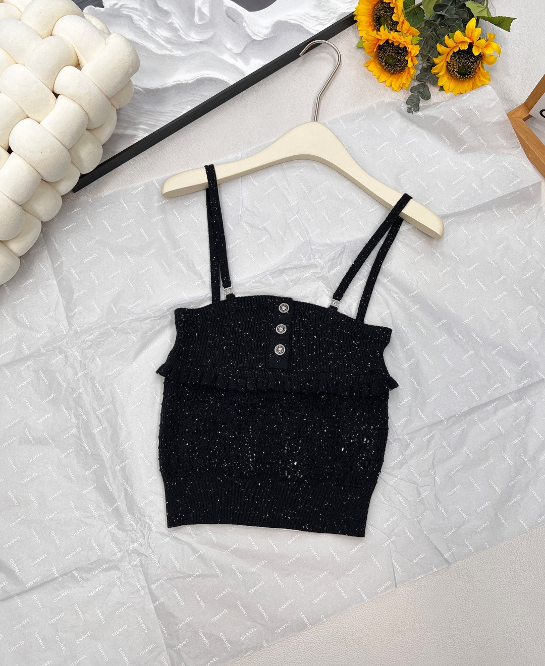 NO:442995,Chanel2025 new knitted layered lace suspenders. Customized YB cashmere yarn weaving delicate texture breathable and comfortable knitted suspenders tailoring thin shoulder straps add fashionable tone. Solid color throughout the body. Split three-dimensional lace is divided into chest and abdomen. The buttons on the chest are drilled. Gorgeous shine highlights. Matched with elastic fabrics, fit the body and make the body look slimmer. The shoulder straps are decorated with double C letter logos to show brand tone. Black woven thread straps are thin and flashed. The versatile style does not pick the age and skin tone. It makes it more relaxed and vacation-like. The upper body is suitable for age-reducing fashionable style. Customized surface accessories, complete three standards, two colors. Size sml woven, chanel, alexander wang19860909Chanel2025新款针织层叠花边吊带.定制YB羊绒纱线织造 细腻肌理 透气舒适 针织吊带剪裁 细肩带增添时尚调性 通体纯色 以层叠立体花边分割胸腹 胸前纽扣嵌钻 华丽闪耀突出亮点 搭配弹性十足的面料 贴合身型更显瘦 肩带饰以双C字母徽标装饰 展示品牌调性 黑色织线带细闪 百搭款式不挑年龄肤色 更显松弛有度假感 上身适配减龄时髦风格 定制面辅料 ,三标齐全,两色出 尺码sml 编,,chanel,alexander wang,Women's clothing