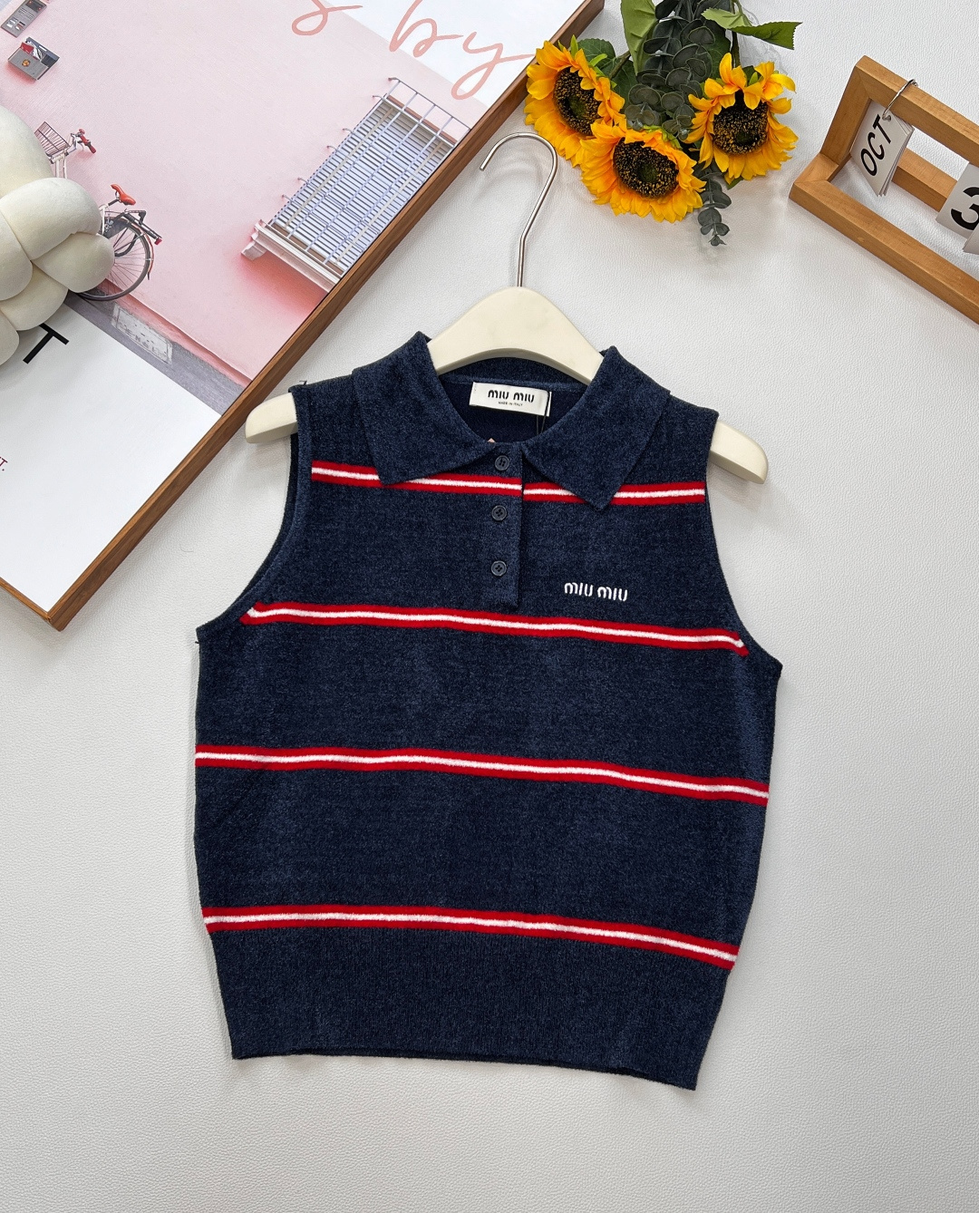 NO:444099,Miumiu25Ss spring and summer new lapel sleeveless knitted vest丨Exclusive yb development!  High-end production!  It is a wool knitted, because the color is too special and has texture saturation, so it can only be dyed for a long period of time, but the color really looks white and skin tone, and the elasticity extends greatly. It will not really be awkward to stick tightly. Instead, it looks small and slim. It looks very good whether it is paired with short skirts and shorts or trousers. The two colors are complete and three standards!  Size sml code, miumiu, skirts, shorts, alexander wang19860909Miumiu25Ss春夏新款翻领无袖针织背心丨独家yb开发！高版出品！属于毛织,因为颜色太特别了,有质感的饱和度,只能定染色,周期长,但颜色真的上身显白衬肤色,弹力延伸大 又不会真的贴的紧紧的尴尬,反而显人小巧纸片,特别显瘦,不管是搭配短裙短裤还是长裤都很好看.两色出三标齐全！ 尺码sml 编码,,miumiu,skirts,shorts,alexander wang,Women's clothing