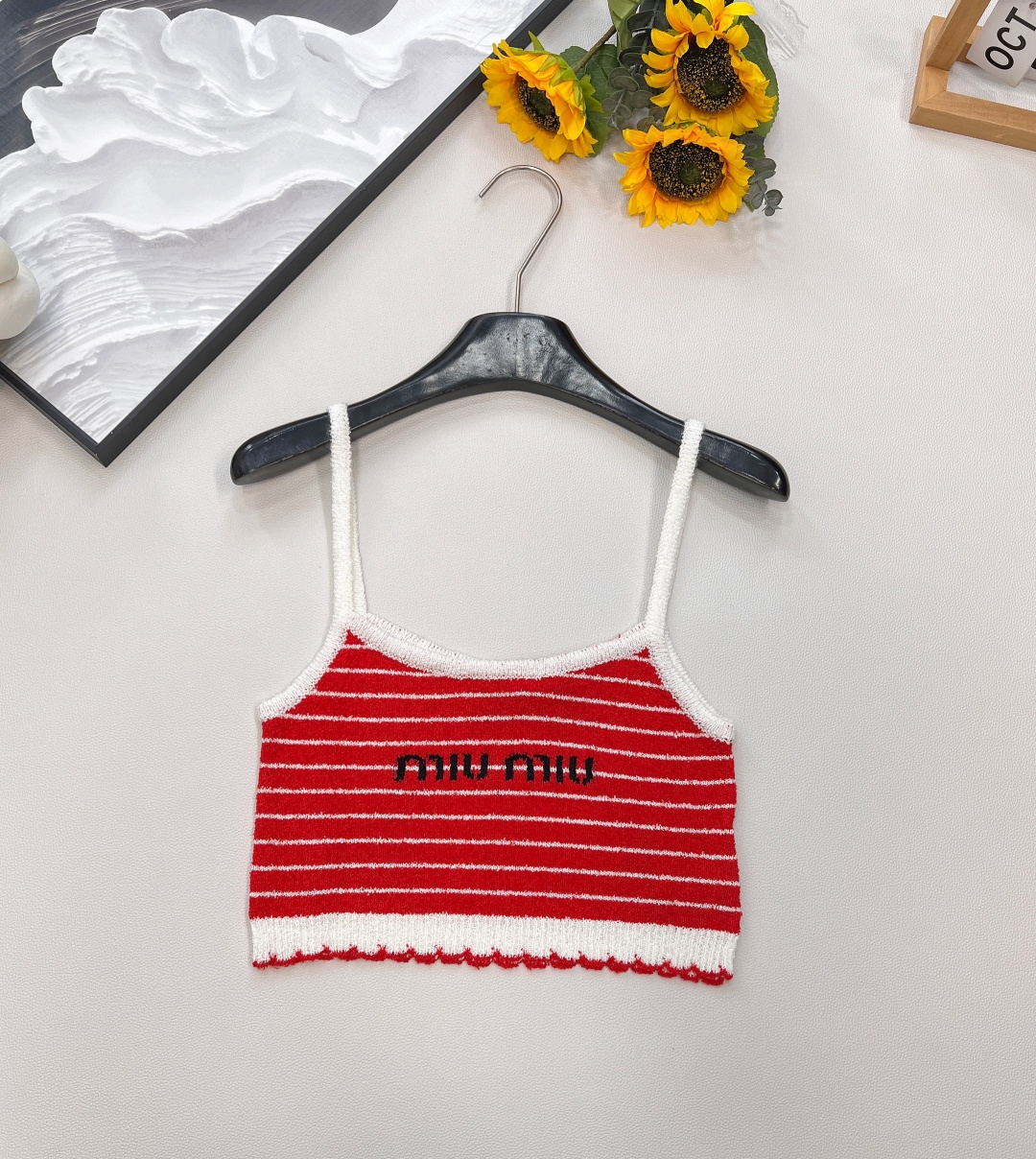 NO:444943,Miumiu25 Spring and summer new contrasting lace striped knitted ring yarn knitted suspenders. It combines the brand's consistent rebellion and elegance, and is a rare fashionable item in the closet. The delicate stripes are arranged in an orderly manner, cleverly modifying the body curve with the right density. The knitted ring yarn is unique. The natural softness and warmth of the wool give this suspender a comfortable wearing experience, and even sensitive skin can be worn with peace of mind. The special structure of the ring yarn makes the surface of the fabric appear fluffy and three-dimensional, as if putting on a light 'cloud clothes' on the suspender, which not only increases the layering of the clothes, but also brings a unique touch.  Moreover, this fabric has been carefully processed and has a good draping feeling, which makes the suspender perfectly fit the body curve and show the graceful figure of a woman. At the same time, it also has a certain elasticity and will not feel restrained during activities. Whether it is traveling or attending parties, you can be at ease. This knitted suspender has super versatile attributes. On casual days, paired with a pair of jeans and white shoes, it is simple and casual, and is a standard outfit for street fashion. When matched with high-waisted wide-leg pants, and then put on a pair of mules shoes, the workplace beauty is capable and elegant. Whether it is sweet, cool or elegant, it can easily adapt, allowing you to fully interpret your own fashion attitude. Three standards are complete, large-scale size chart SML code,,miumiu,alexander wang19860909miumiu25 春夏新款撞色花边条纹针织圈圈纱针织吊带.它融合了品牌一贯的叛逆与优雅,是衣橱里不可多得的时髦单品. 细腻的条纹有序排列,以恰到好处的疏密程度,巧妙地修饰身材曲线.针织圈圈纱可谓独具匠心.羊毛天然的柔软与保暖性,赋予了这件吊带舒适的穿着体验,即使是敏感肌肤也能安心穿着.圈圈纱的特殊结构,让面料表面呈现出蓬松立体的效果,仿佛给吊带穿上了一层轻盈的“云朵衣” ,不仅增加了衣物的层次感,更带来了独一无二的触感. 而且,这种面料经过精心处理,有着良好的垂坠感,使得吊带能够完美贴合身体曲线,展现出女性的曼妙身姿.同时,它还具备一定的弹性,活动时不会有束缚感,无论是日常出行还是参加派对,都能自在随心. 这件针织吊带拥有超强的百搭属性.在休闲日,搭配一条牛仔热裤与小白鞋,简约又随性,是街头时髦精的标准穿搭；与高腰阔腿裤相配,再踩上一双穆勒鞋,职场丽人干练又不失优雅的气质便扑面而来. 无论是甜美风、酷帅风还是优雅风,它都能轻松适配,让你尽情演绎属于自己的时尚态度.三标齐全,大货出 尺码表SML 编码,,miumiu,alexander wang,Women's clothing