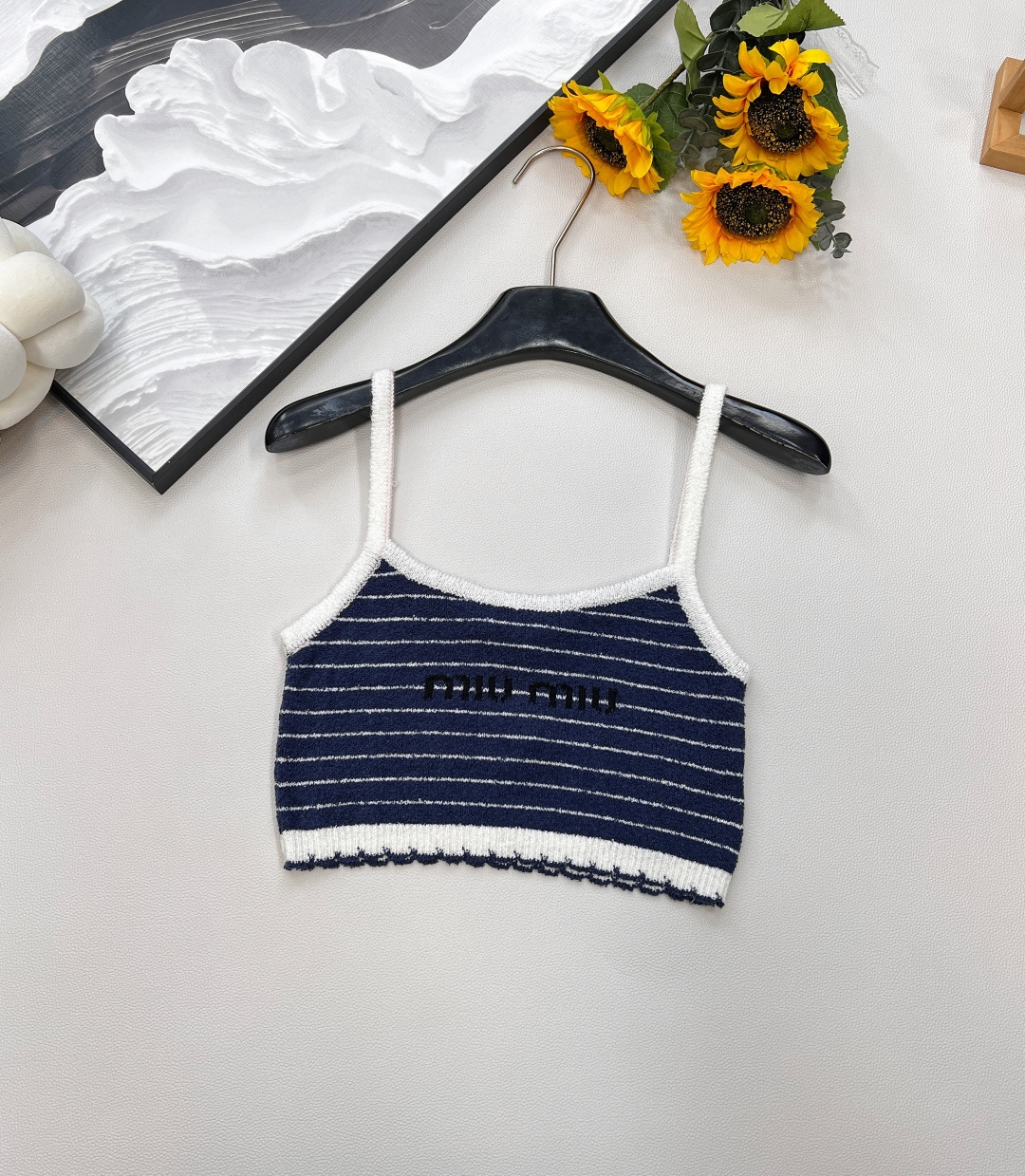 NO:444955,Miumiu25 Spring and summer new contrasting lace striped knitted ring yarn knitted suspenders. It combines the brand's consistent rebellion and elegance, and is a rare fashionable item in the closet. The delicate stripes are arranged in an orderly manner, cleverly modifying the body curve with just the right density. The knitted ring yarn is unique. The natural softness and warmth of the wool give this suspender a comfortable wearing experience, and even sensitive skin can be worn with peace of mind. The special structure of the ring yarn makes the surface of the fabric appear fluffy and three-dimensional, as if putting on a light 'cloud clothes' on the suspender, which not only increases the layering of the clothes, but also brings a unique touch.  Moreover, this fabric has been carefully processed and has a good draping feeling, which makes the suspender perfectly fit the body curve and show the graceful figure of a woman. At the same time, it also has a certain elasticity and will not feel restrained during activities. Whether it is traveling or attending parties, you can be at ease. This knitted suspender has super versatile attributes. On casual days, paired with a pair of jean hot pants and white shoes, it is simple and casual, and is a standard outfit for street fashion. When matched with high-waisted wide-leg pants, and then put on a pair of mules shoes, the workplace beauty is capable and elegant. Whether it is sweet, cool or elegant, it can easily adapt, allowing you to fully interpret your own fashion attitude. Three standards are complete, large-scale size chart SML code,,miumiu,alexander wang19860909miumiu25 春夏新款撞色花边条纹针织圈圈纱针织吊带.它融合了品牌一贯的叛逆与优雅,是衣橱里不可多得的时髦单品. 细腻的条纹有序排列,以恰到好处的疏密程度,巧妙地修饰身材曲线.针织圈圈纱可谓独具匠心.羊毛天然的柔软与保暖性,赋予了这件吊带舒适的穿着体验,即使是敏感肌肤也能安心穿着.圈圈纱的特殊结构,让面料表面呈现出蓬松立体的效果,仿佛给吊带穿上了一层轻盈的“云朵衣” ,不仅增加了衣物的层次感,更带来了独一无二的触感. 而且,这种面料经过精心处理,有着良好的垂坠感,使得吊带能够完美贴合身体曲线,展现出女性的曼妙身姿.同时,它还具备一定的弹性,活动时不会有束缚感,无论是日常出行还是参加派对,都能自在随心. 这件针织吊带拥有超强的百搭属性.在休闲日,搭配一条牛仔热裤与小白鞋,简约又随性,是街头时髦精的标准穿搭；与高腰阔腿裤相配,再踩上一双穆勒鞋,职场丽人干练又不失优雅的气质便扑面而来. 无论是甜美风、酷帅风还是优雅风,它都能轻松适配,让你尽情演绎属于自己的时尚态度.三标齐全,大货出 尺码表SML 编码,,miumiu,alexander wang,Women's clothing