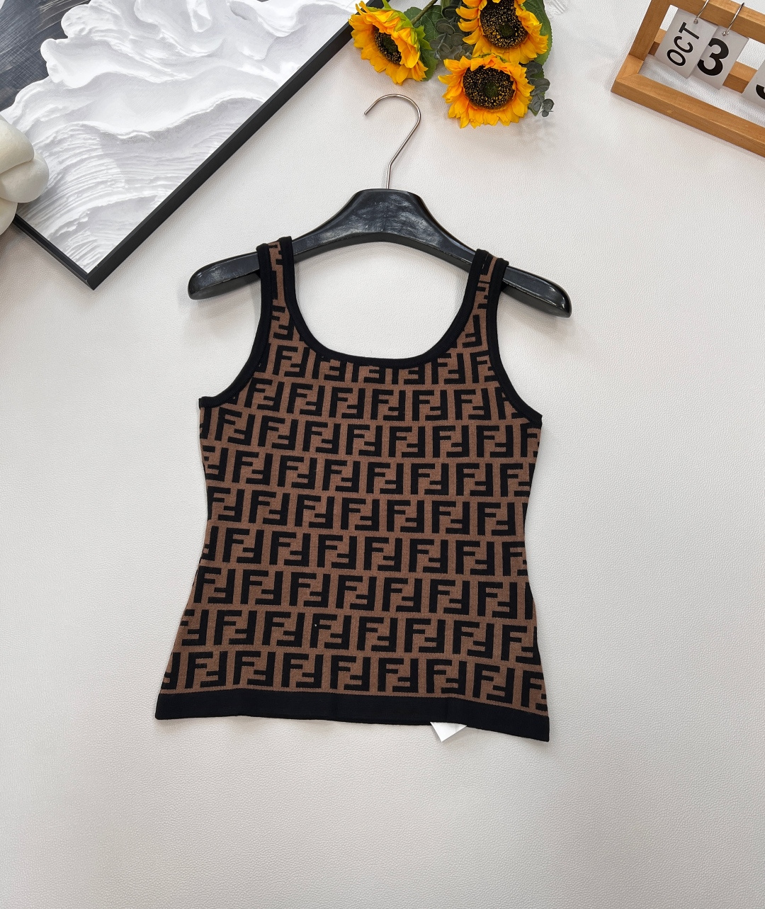 NO:444904,Fendi FF Logo Presbyterian vest!  This one I love is super elegant!  Before wearing it, you may feel a little old-fashioned. Once you are wearing it, you must ensure that the large and genuine fragrance is made of imported ultra-fine woven on the spot. The spacing of each logo remains the same as the original version. The fashionable upper body is not bad, and the invincible versatile model is everyone’s hand in one piece, with three standards complete, and large goods are shipped!  Size sml code, fendi,alexander wang19860909Fendi FF Logo老花背心！超爱的这款 超级有气质！没穿之前可能感觉有点老气一上身保证大型真香现场采用进口超细机织作 每个Logo的间距 立体感都保持和原版一模一样..上身时髦的不要不要的 无敌百搭款 人手一件哦,三标齐全,大货出！ 尺码sml 编码,,fendi,alexander wang,Women's clothing