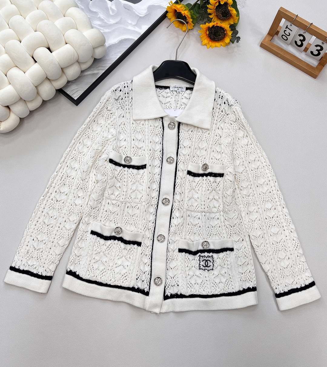 NO:444918,CHANEL Xiaoxiang hollow floral pocket double C embroidery logo knitted lapel cardigan, double C embroidery logo shines brightly on this cardigan. The exquisite embroidery craftsmanship makes the lines of the double C logo smooth and lifelike. Each needle and thread embodies the hard work and ingenuity of the craftsman. It is not only a symbol of fashion taste, but also a powerful manifestation of the brand's profound heritage and high-end quality. The double C embroidery logo is a silent declaration of your unique identity and extraordinary style, allowing you to stand out from the crowd, become the focus of everyone's attention, and exude the unique charm of the small fragrance style.  The position and shape of the pockets are carefully considered, cleverly modifying the body shape, making the wearer's body proportion more perfect. Whether it is paired with a simple dress to show elegant temperament; or matching with jeans to interpret casual fashion, the pocket can add a lot of color to the overall shape and become the finishing touch in the shape. The classic lapel design is a perfect interpretation of the elegant temperament of the small fragrance style. The simple and smooth lapel lines not only effectively modify the neck lines, making the neck look longer and more beautiful, but also add a sense of ability and intelligence to the overall shape. The loose and moderate style is very friendly to all kinds of figures, which can not only accommodate the small shortcomings of the figure, but also not look too loose. The shoulder-dead design creates a lazy and casual atmosphere, and when worn alone, it shows simplicity and atmosphericity; the layered shirt or T  Shirts can create a rich sense of layering. Whether it is a formal business occasion or a casual party time, it can be easily adapted to help you calmly show diverse styles. Three standards are complete, large-scale size sml code, chanel, skirts, jeans, shirts, alexander wang19860909CHANEL小香镂空花型口袋双Ｃ刺绣 logo 针织翻领开衫,双Ｃ刺绣 logo 在这件开衫上熠熠生辉.精湛的刺绣工艺,让双Ｃ标志线条流畅、栩栩如生,每一针每一线都凝聚着匠人的心血与巧思.它不仅是时尚品味的象征,更是品牌深厚底蕴与高端品质的有力彰显.双Ｃ刺绣 logo 便是你独特身份与非凡格调的无声宣告,让你在人群中脱颖而出,成为众人瞩目的焦点,尽情散发小香风独有的迷人魅力. 口袋的位置与形状经过精心考量,巧妙修饰身形,让穿着者的身材比例更加完美.无论是搭配简约的连衣裙,展现优雅气质；还是与牛仔裤相配,演绎休闲时尚,口袋都能为整体造型增色不少,成为造型中的点睛之笔. 经典的翻领设计,是对小香风优雅气质的完美诠释.简洁流畅的翻领线条,不仅能有效修饰颈部线条,让颈部看起来更加修长优美,还为整体造型增添了一份干练与知性. 宽松有度的版型,对各种身材都十分友好,既能包容身材的小缺点,又不会显得过于松垮.落肩的设计,营造出慵懒随性的氛围感,单穿时,尽显简约大气；叠搭衬衫或 T 恤,则能打造出丰富的层次感,无论是正式商务场合,还是休闲聚会时光,它都能轻松适配,助你从容展现多样风格.三标齐全,大货出 尺码sml 编码,,chanel,skirts,jeans,shirts,alexander wang,Women's clothing