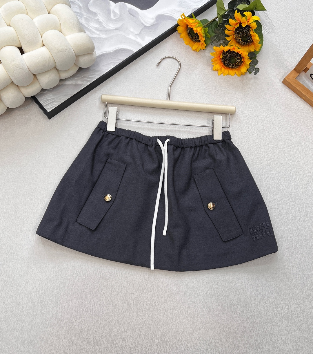 NO:444931,Miumiu2025 new high-waist drawstring fashionable short skirt, customized YB imported mohair wool material, craft processing, high-end, comfortable and not tying, cut and dripping smooth, high-waist drawstring short skirt style, symmetrical design of flip pocket, micro A profile fit and hip silhouette, modify waist and hip curve, three-dimensional embroidered patch letter logo on the side, highlight the brand style, wear academy age-reducing length modification ratio, reveal slender waist and long legs, random matching tops, age-reducing college, fashionable and fashionable, customized face accessories, complete three standards, large-scale products, size sml, edited,,miumiu, skirts, alexander wang19860909Miumiu2025新款高腰抽绳时髦短裙,定制YB进口马海毛羊毛材质 工艺处理 光泽高级 舒适不扎身 裁剪垂顺流畅 高腰抽绳短裙版型 翻盖口袋对称设计 微A外廓配合及臀廓形 修饰腰胯曲线 侧面点缀立体刺绣贴布字母徽标 彰显品牌格调 穿搭学院减龄 长度修饰比例 露出纤腰长腿 随意搭配上装 减龄学院 洋气时髦 定制面辅料 ,三标齐全,大货出 尺码sml 编,,miumiu,skirts,alexander wang,Women's clothing