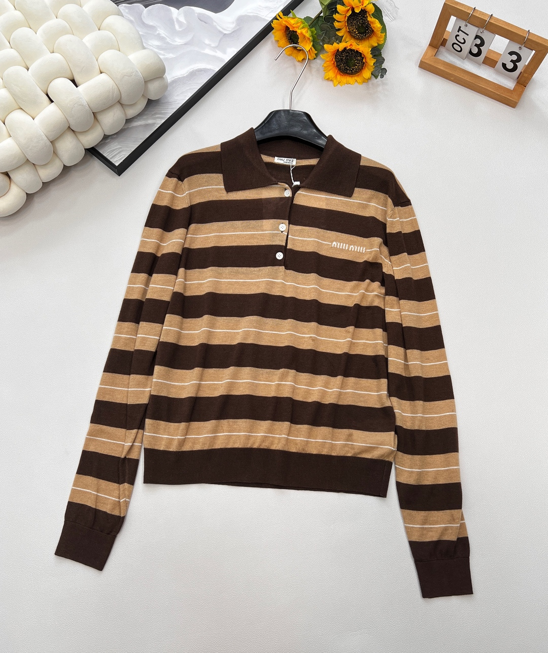 NO:444942,Miumiu25Ss new letter inlay logo contrasting striped polo collar sweater丨Exclusive yb development!  High-end production!  The color-fixed blended yarn is light and delicate, very soft and elastic, soft and smooth, skin-friendly and breathable, and can be felt from the picture!  The chest is decorated with classic logo letters and jacquard, and the daily wear is versatile and pull-up ratio. It is a playful miu girl~, complete three-mark, large-scale products are available SML code,,miumiu, skirts,alexander wang19860909Miumiu25Ss新款字母嵌花徽标撞色条纹polo领针织衫丨独家yb开发！高版出品！对色定纺混纺纱线,轻薄细腻织面,很柔软有弹性,手感软糯细滑,亲肤透气,从图片就可以感受到的高级品质！胸口饰以经典logo字母标识提花,日常实穿百搭拉比例,搭配半裙就是俏皮miu少女~ ,三标齐全,大货出 尺码sml 编码,,miumiu,skirts,alexander wang,Women's clothing