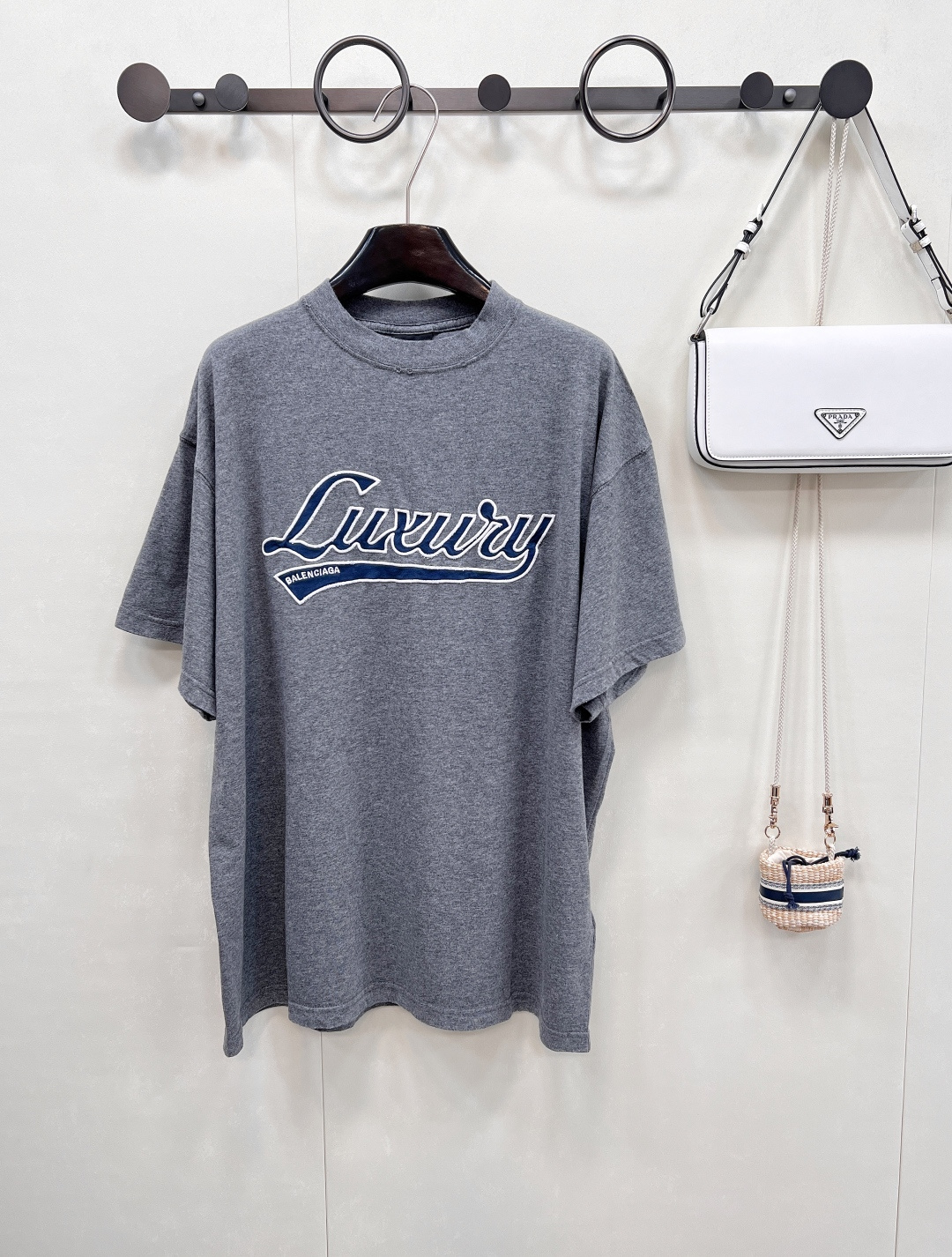 NO:444954,BALENCIAGA Letter patch embroidered short-sleeved T-shirt, original product. It took more than a dozen times to get this satisfactory effect. It can distinguish the difference between the market and the original version. It is so handsome. Boyfriend style outfit. It is so comfortable to wear it in summer. It is very trendy and simple and yet has a sense of design. Who can not love it? The style is super good. Lazy and casual. The same style for men and women, the three standards are complete, and the large product is available. Size xssml code,,balenciaga,T-shirt,tees,t-shirt,alexander wang19860909BALENCIAGA 字母贴片刺绣短袖T恤,原版开货 光刺绣调针处理了十几次才到这个满意效果 可以区分市场跟原版打版的区别  太帅气了 男友风穿搭 夏天这么穿太舒服了 潮流感十足 简单又不失设计感 谁能不爱 版型超级好 慵懒随意 男女同款,三标齐全,大货出 尺码xssml 编码,,balenciaga,T-shirt,tees，t-shirt,alexander wang,Women's clothing