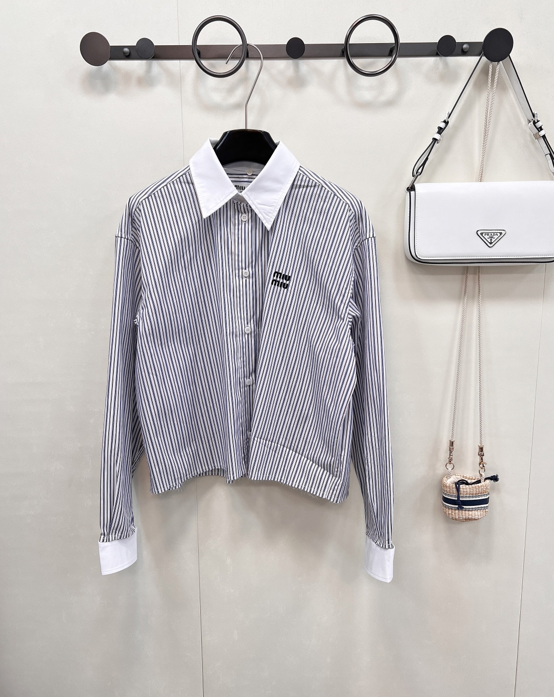 NO:444961,Miumiu2025 new removable collar striped short shirt, customized YB twill cotton material, comfortable texture, moisture-absorbing and breathable, lapel long-sleeved shirt cut, short straight-tube silhouette, fashionable and literary and vacation slack feeling, large body, vertically distributed striped collar cuffs, white collision of collar cuffs, collar cuffs can be detached, one clothes and two wears, simple and fashionable, letter logo sewn on the chest, light up design, easy to show exquisite college style outfit, custom surface accessories, three standards, large-scale products, size sml code,,miumiu,shirts,alexander wang19860909Miumiu2025新款可拆卸领条纹短款衬衫,定制YB斜纹全棉材质 质感舒适 吸湿透气 翻领长袖衬衫裁剪 短款直筒廓形 兼具时髦文青感和度假松弛感 大身两色竖状分布的条纹领边袖口白色碰撞 领边袖口可拆卸 一衣两穿 简约时尚 胸前缝制字母徽标点亮设计 轻松彰显精致学院风格穿搭 定制面辅料,三标齐全,大货出 尺码sml 编码,,miumiu,shirts,alexander wang,Women's clothing