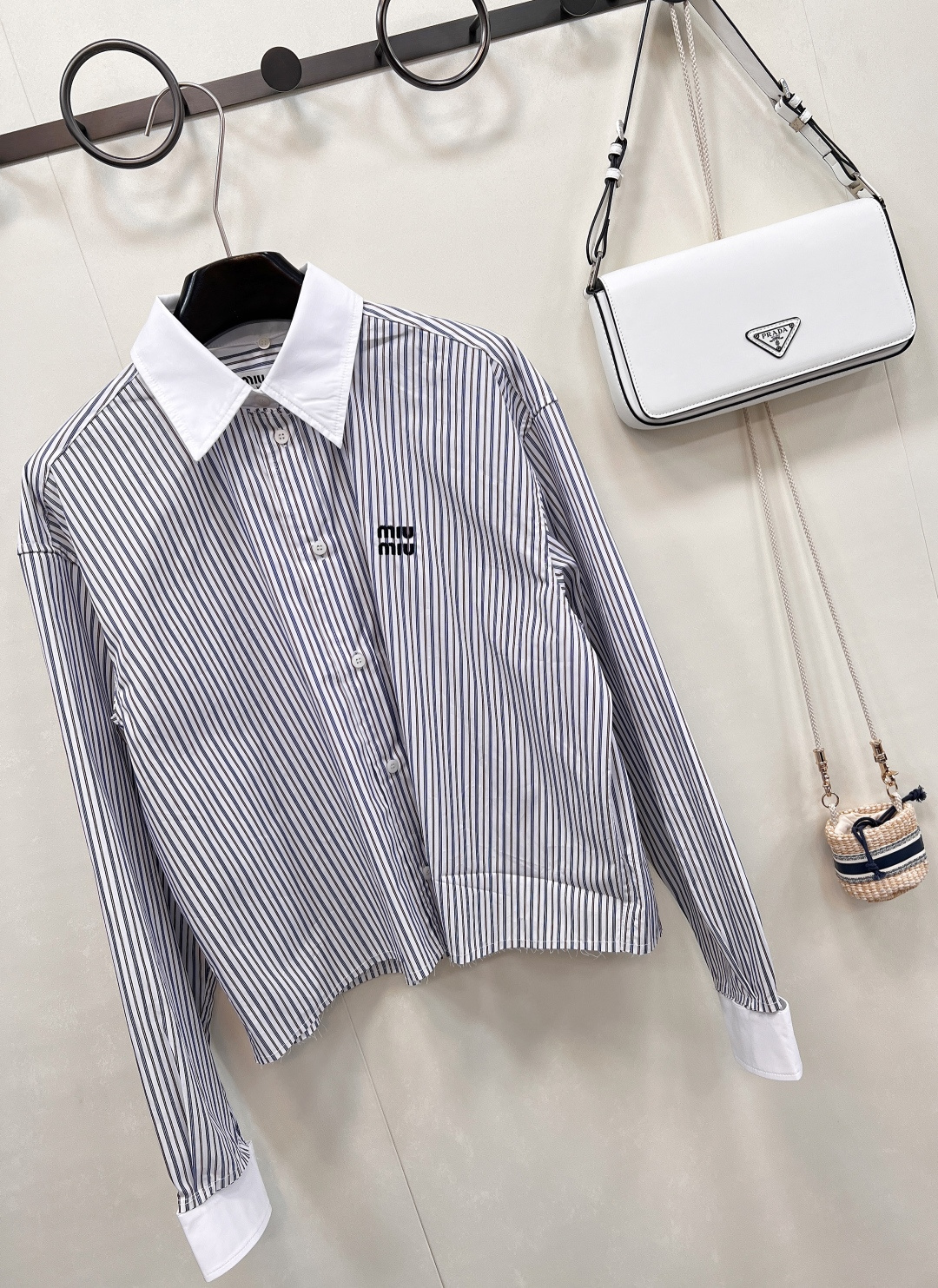 🆕Miumiu2025新款可拆卸领条纹短款衬衫，定制YB斜纹全棉材质 质感舒适 吸湿透气 翻领长袖衬衫裁