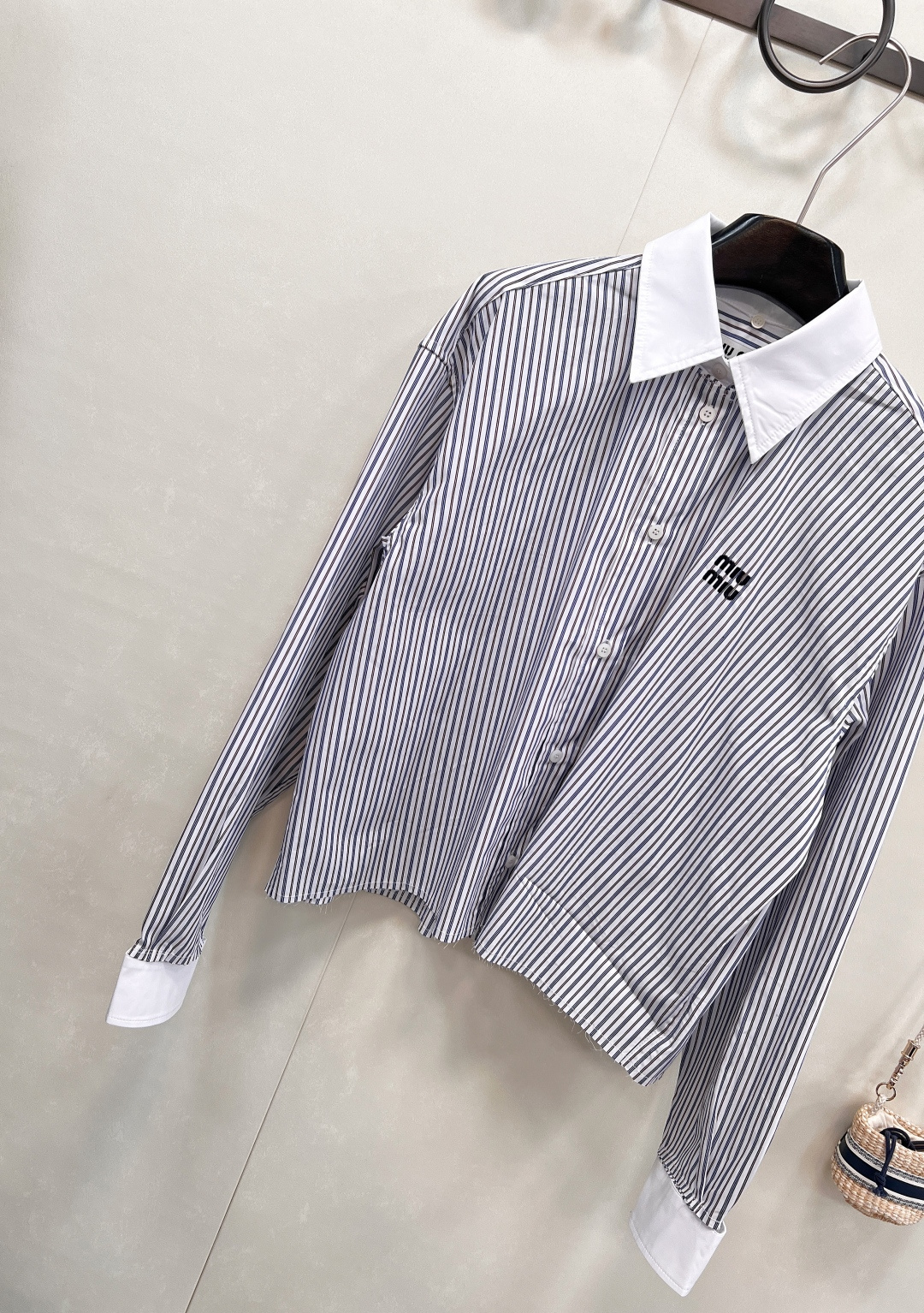 🆕Miumiu2025新款可拆卸领条纹短款衬衫，定制YB斜纹全棉材质 质感舒适 吸湿透气 翻领长袖衬衫裁